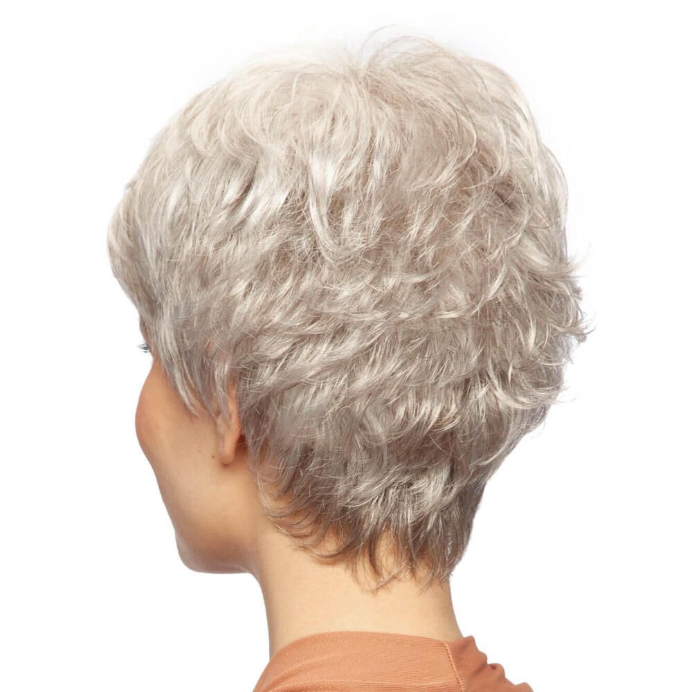 Graue Kurzhaarperücke. Rückansicht einer Frau mit Perücke. Kurzer, gestufter Schnitt.