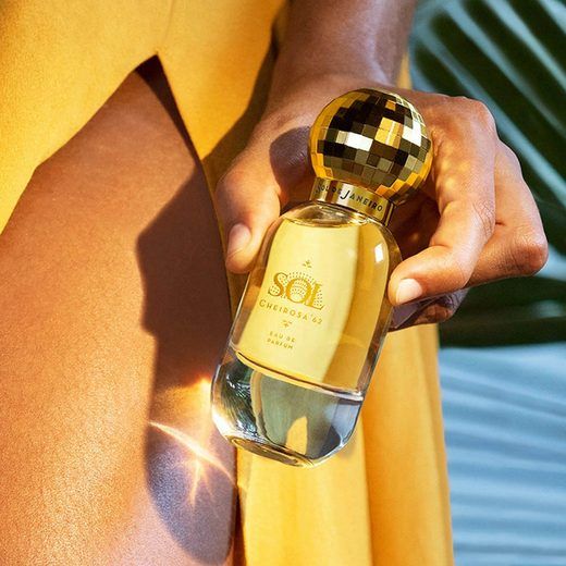 Person hält einen Parfumflakon. Aufschrift: Sol Cheirosa '62 Eau de Parfum.