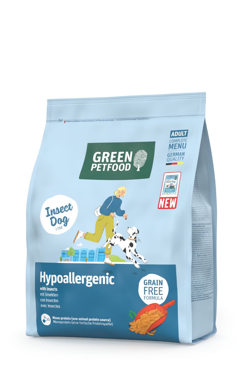 Hellblaue Tüte mit Logo und Aufdrucken. "Green Petfood" und "Hypoallergenic" sind lesbar. Abbildung eines Hundes und einer Person.