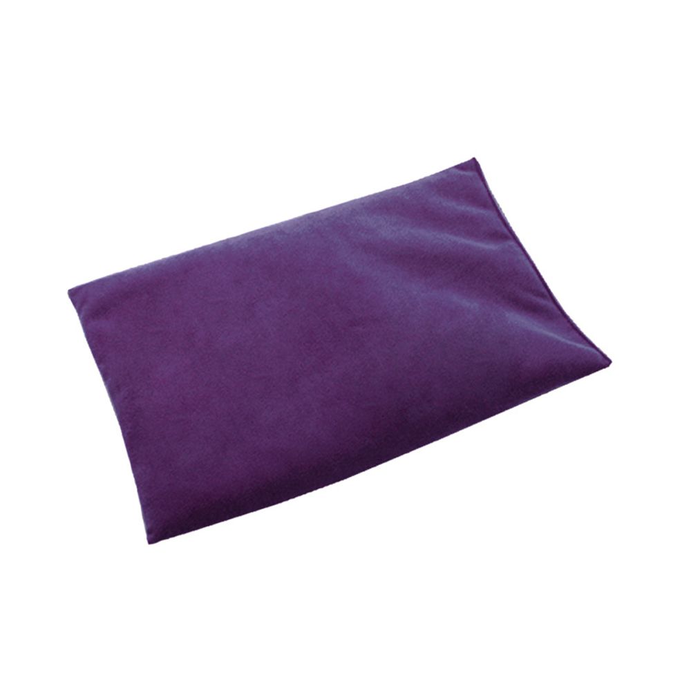 Violettes, rechteckiges Kissen. Stoffbezug, leicht abgerundete Ecken. Auf weißem Hintergrund.