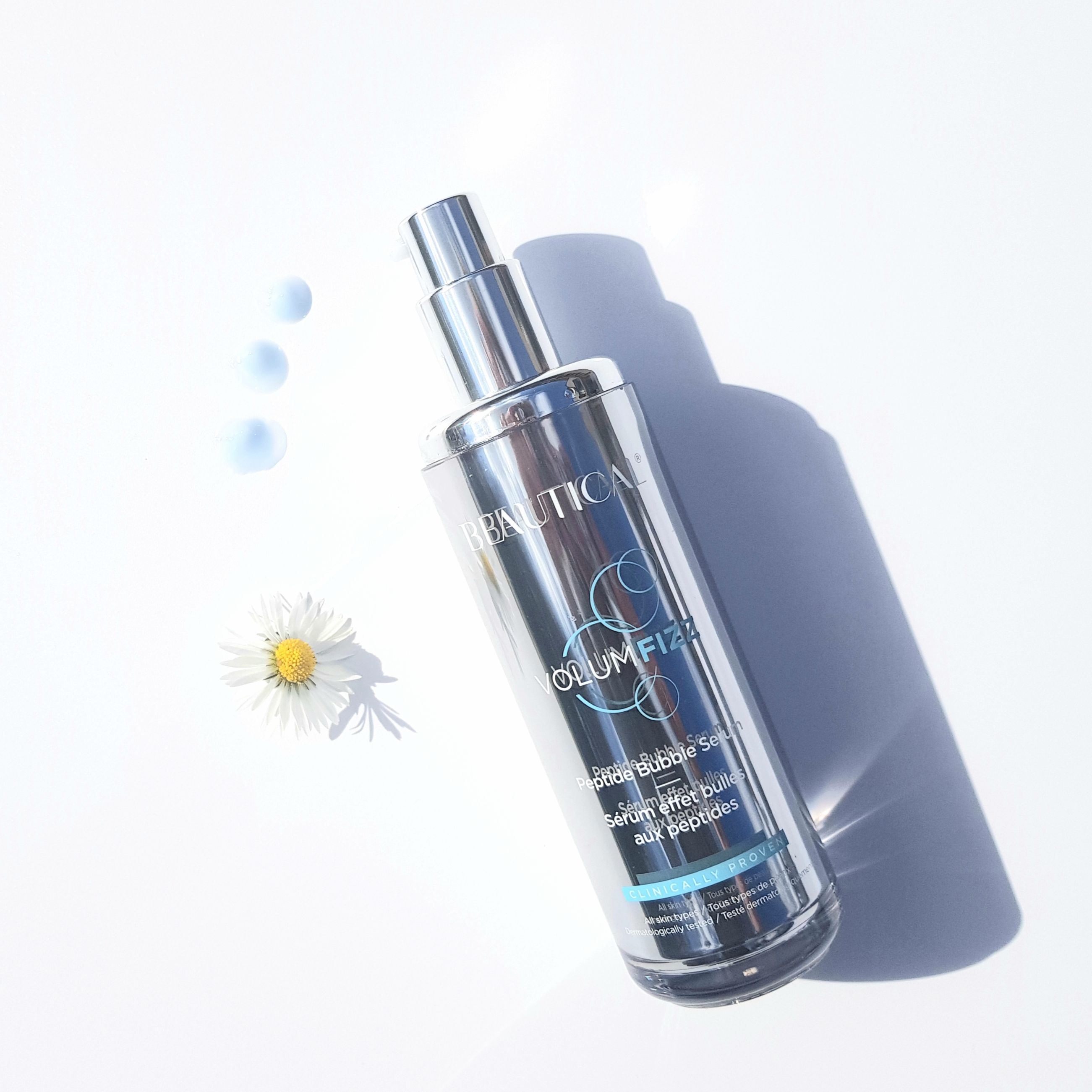 Beautical Volumfizz Peptidbubbleserum. Silberne Flasche mit Sprühkopf. Produktname und Details auf dem Etikett. Auf weißem Hintergrund.