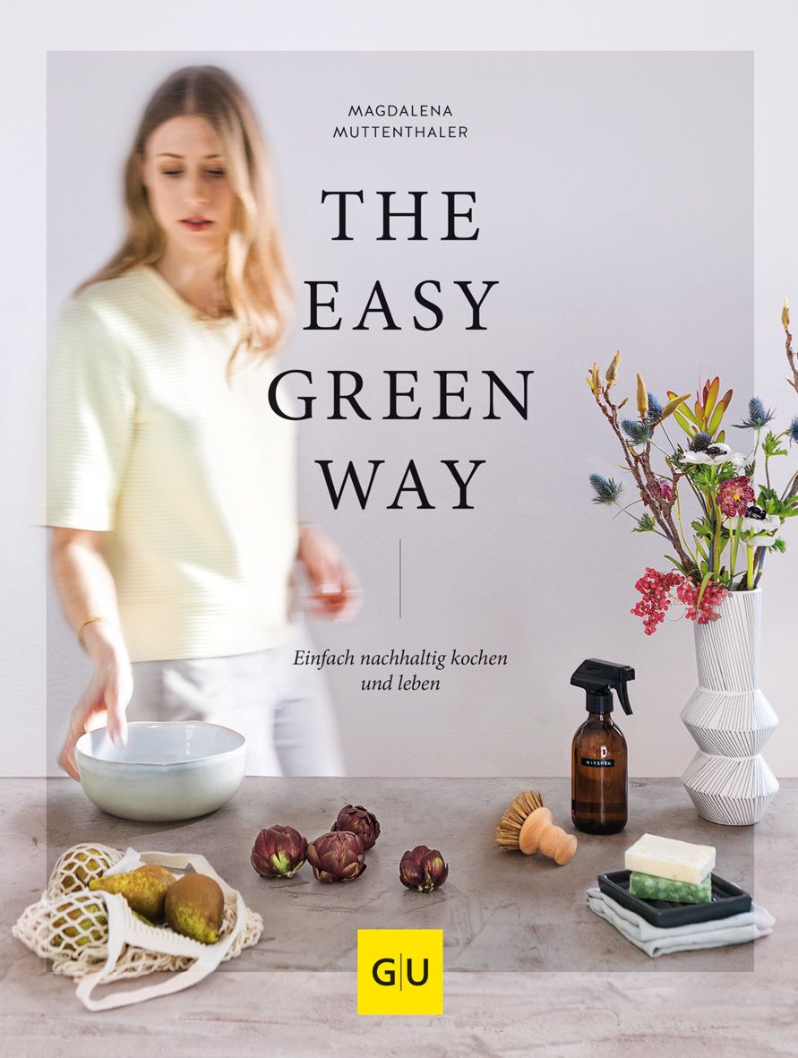 Buchcover mit Titel "The Easy Green Way" von Magdalena Muttenhaler. Auf Tisch: Gemüse, Sprühflasche, Bürste, Seife, Blumen.