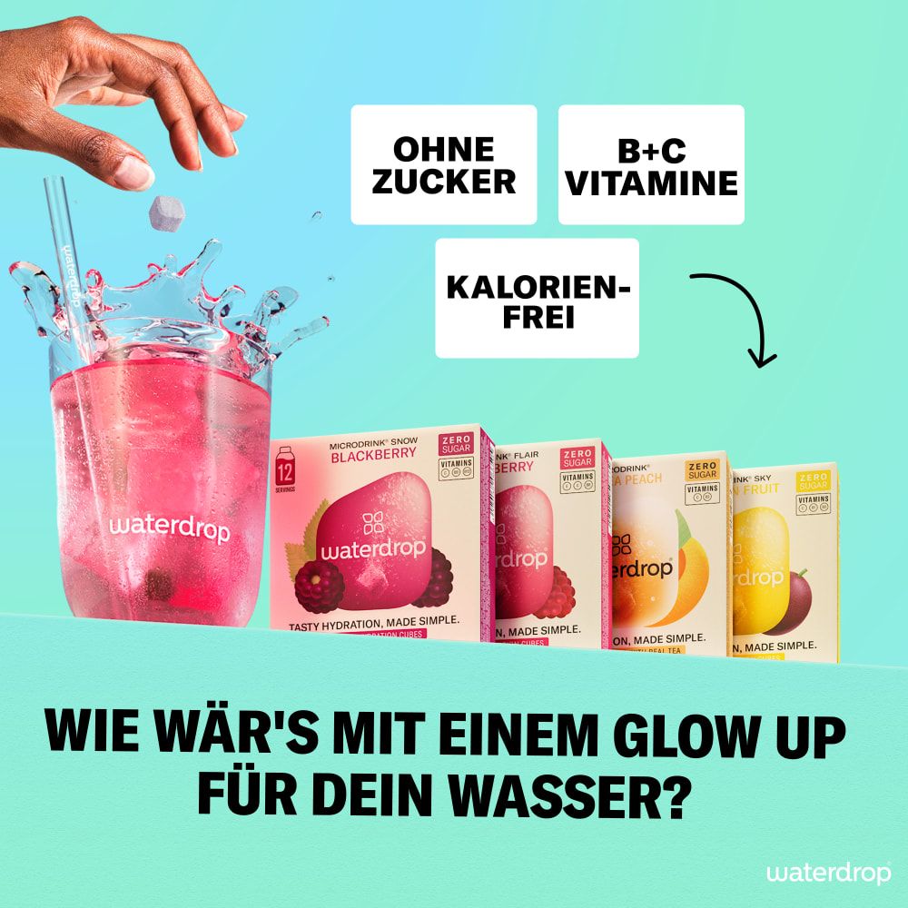 Hand wirft Würfel in Glas Wasser. Daneben Packungen waterdrop® mit Texten wie 'Ohne Zucker' und 'Kalorienfrei'.