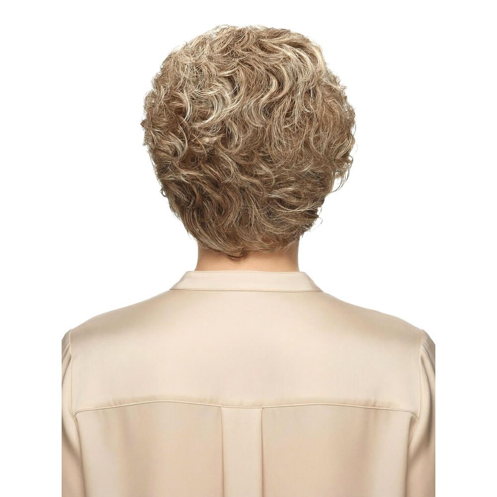 Perücke MONACO. Blond-meliertes Kunsthaar. Rückansicht einer Frau. Sie trägt eine beige Bluse. Der Hintergrund ist weiß.