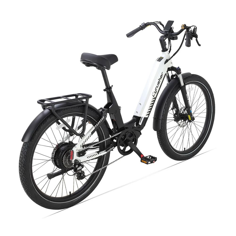 E-Bike Cyrusher Sprint, weiß-schwarz. Schwarze Reifen, Schutzbleche, Gepäckträger. "Cyrusher"-Logo am Rahmen. 8 Gänge.