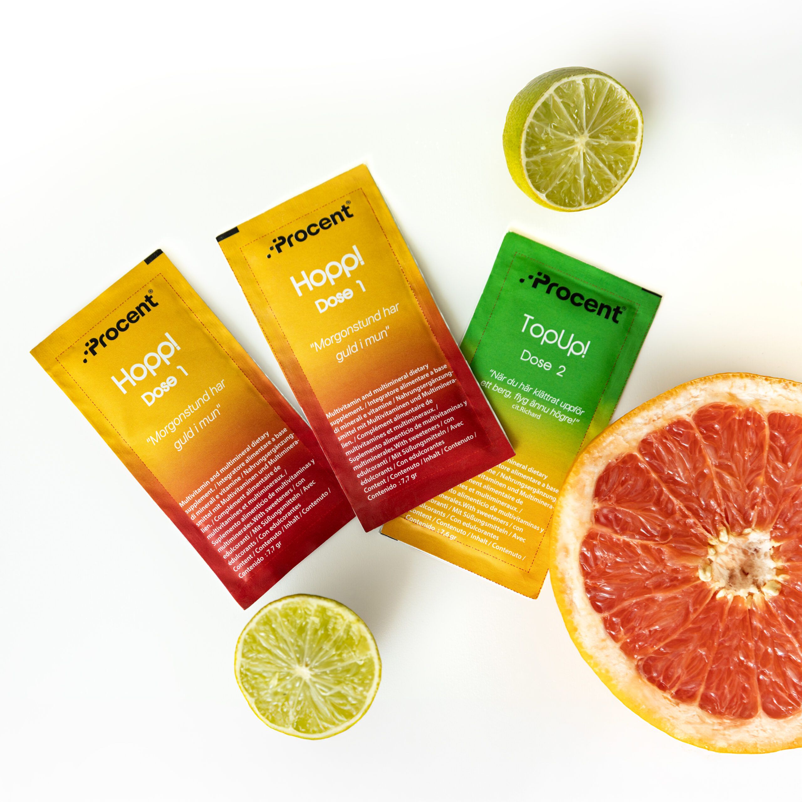 Drei Beutel PROCENT, Limetten und Grapefruit auf weißem Hintergrund. Aufdruck: Hoppl Dose 1, TopUp! Dose 2.