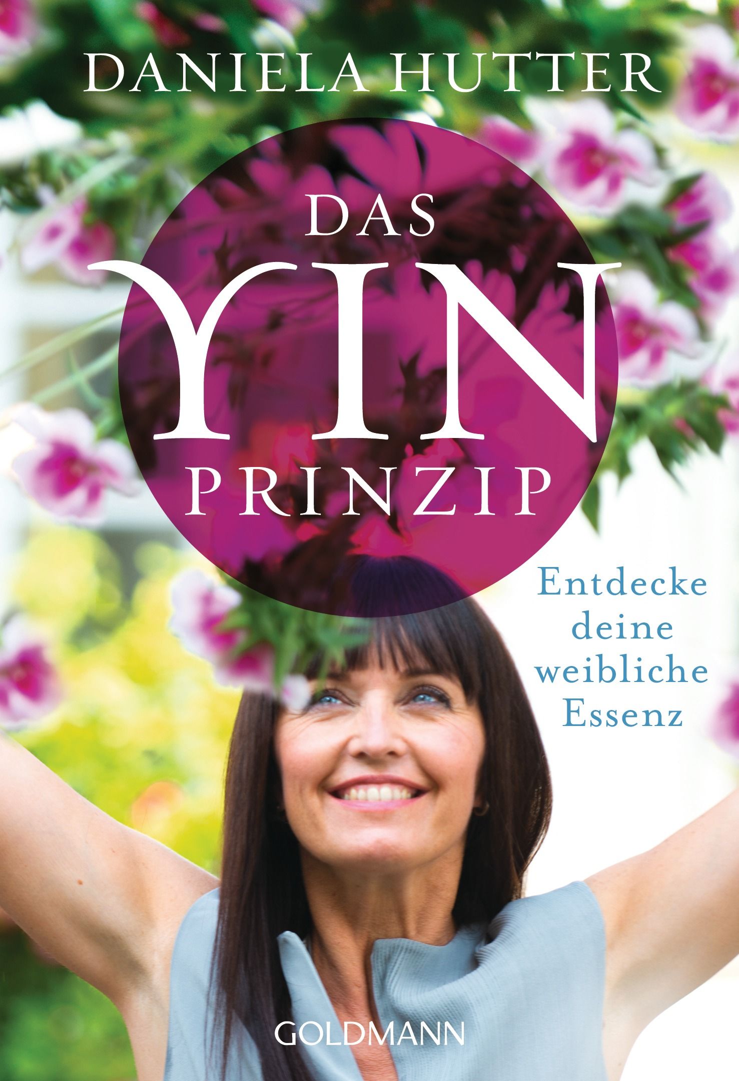 Buchcover mit Titel "Das Yin-Prinzip" von Daniela Hutter. Frau lächelt vor Blumen. Goldman-Verlag.
