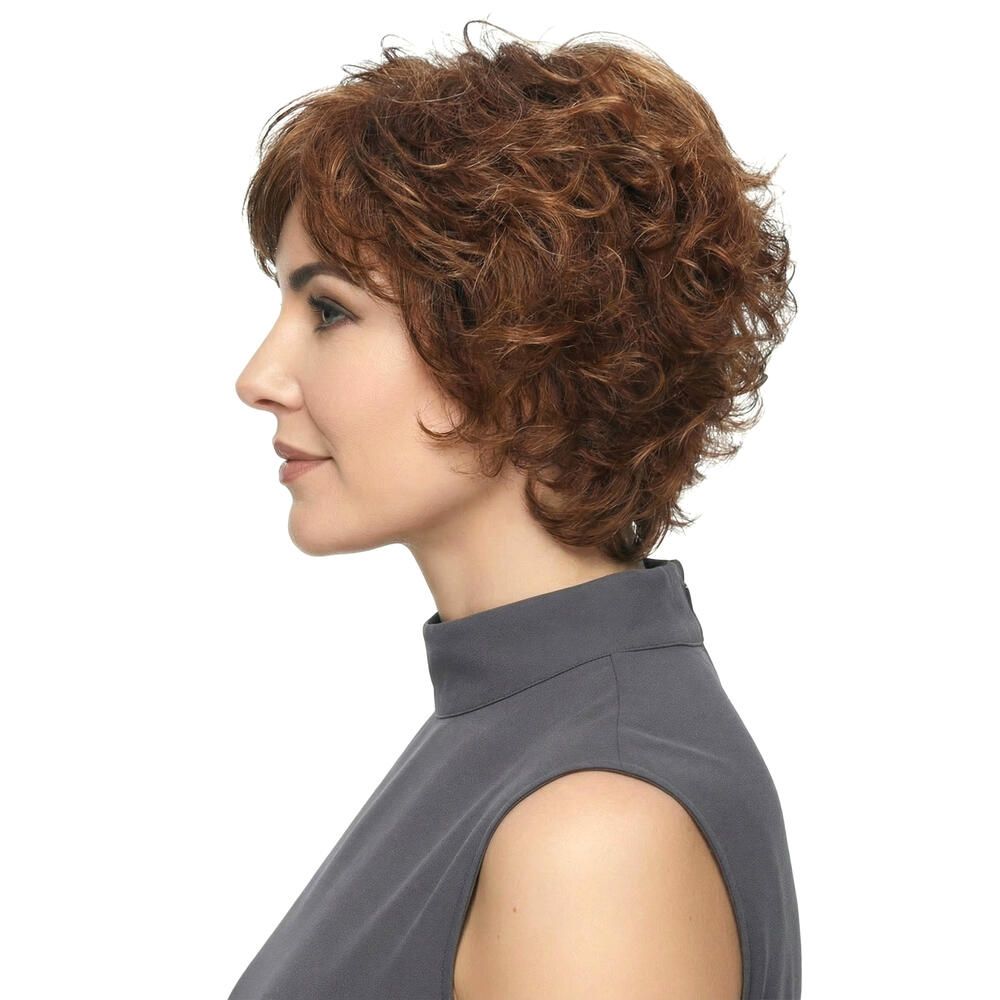 Profil einer Frau mit roter, gewellter Kurzhaarperücke. Graues Oberteil. Weißer Hintergrund.