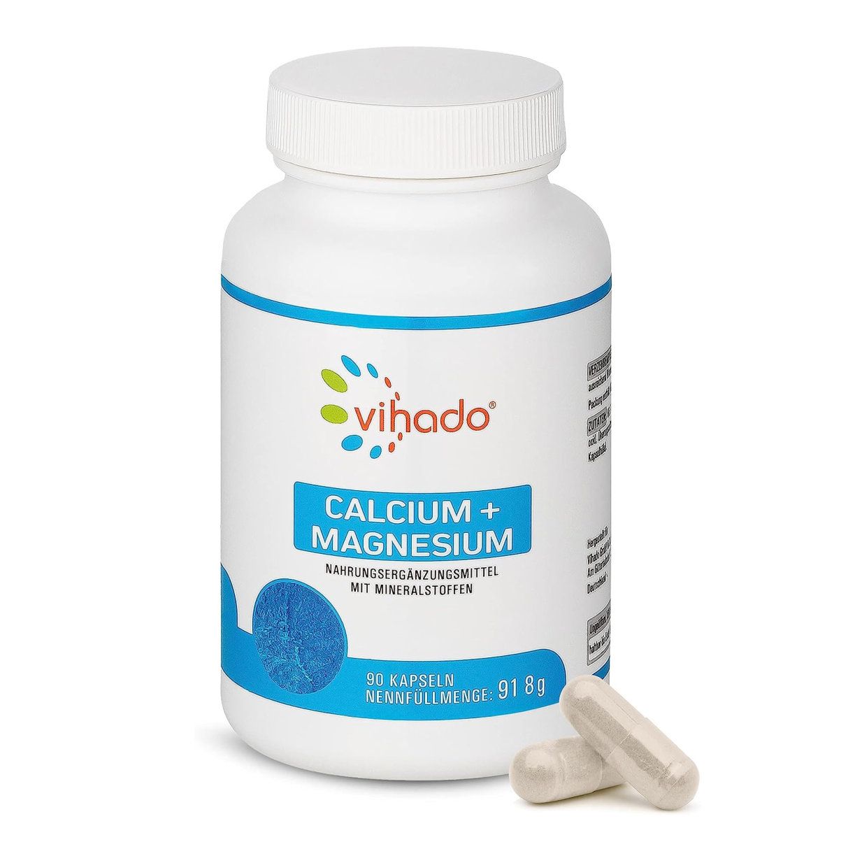Weiße Flasche mit Vihado Calcium + Magnesium. 90 Kapseln. Zwei Kapseln liegen daneben. Blaue Schrift.