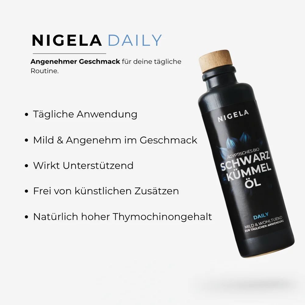 Schwarze Flasche Nigella DAILY Schwarzkümmelöl mit Holzverschluss, auf weißem Hintergrund mit Text.