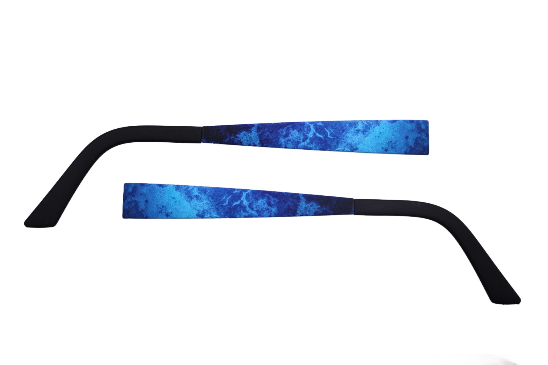 Zwei Brillenbügel. Schwarze Bügelenden, blaue Muster mit weißen Akzenten. Wechselbügel für Brillen.