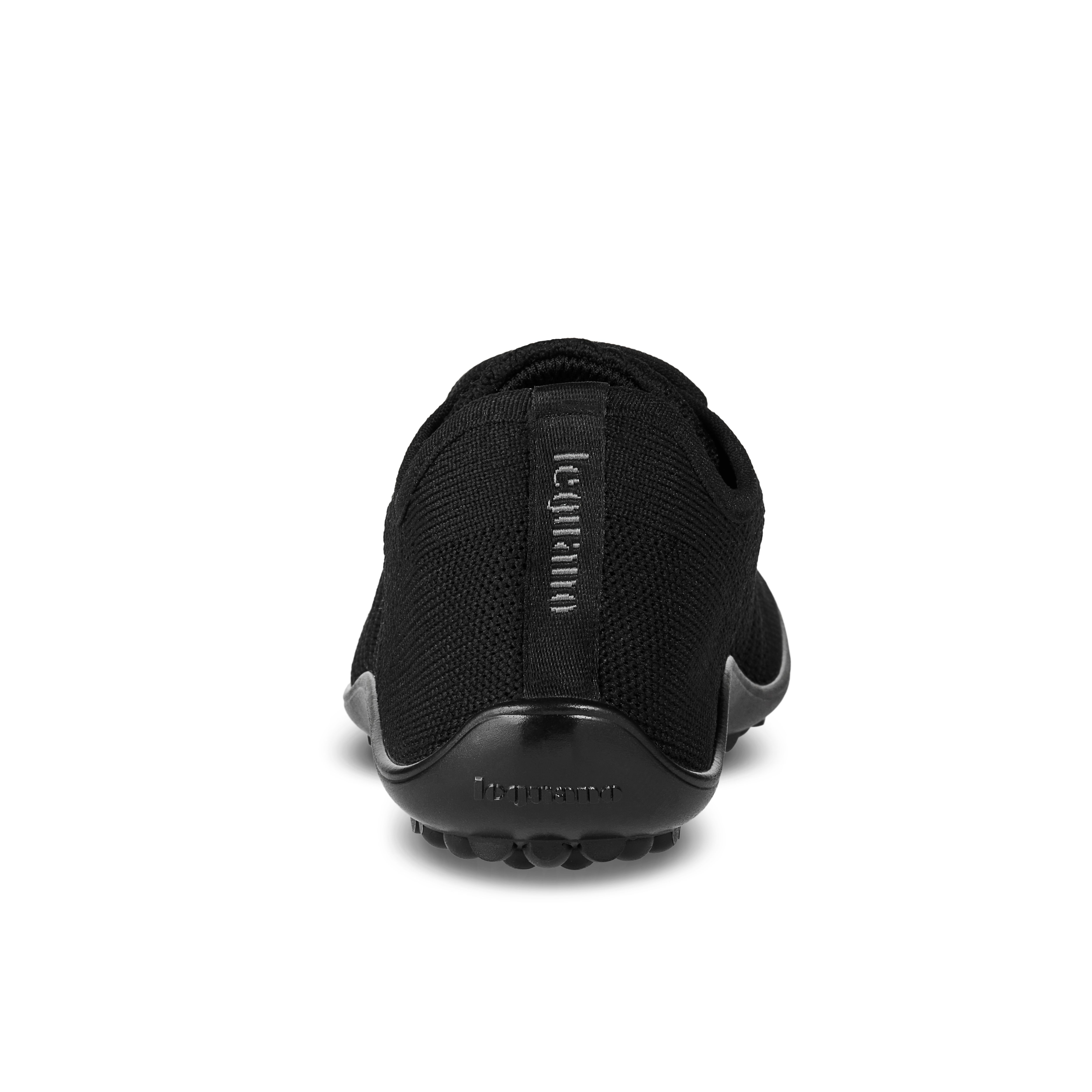 Rückansicht eines schwarzen Barfußschuhs. Der Schuh hat eine Noppensohle.