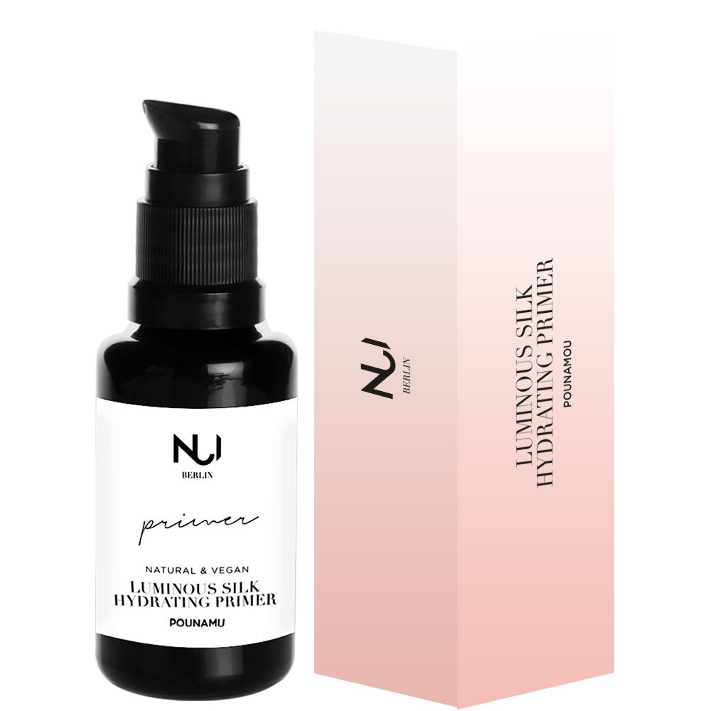 Schwarze Flasche mit Pumpe und weißem Etikett. Text: NUI Berlin, Primer, Natural & Vegan, Luminous Silk Hydrating Primer POUNAMU. Rosa Verpackung.