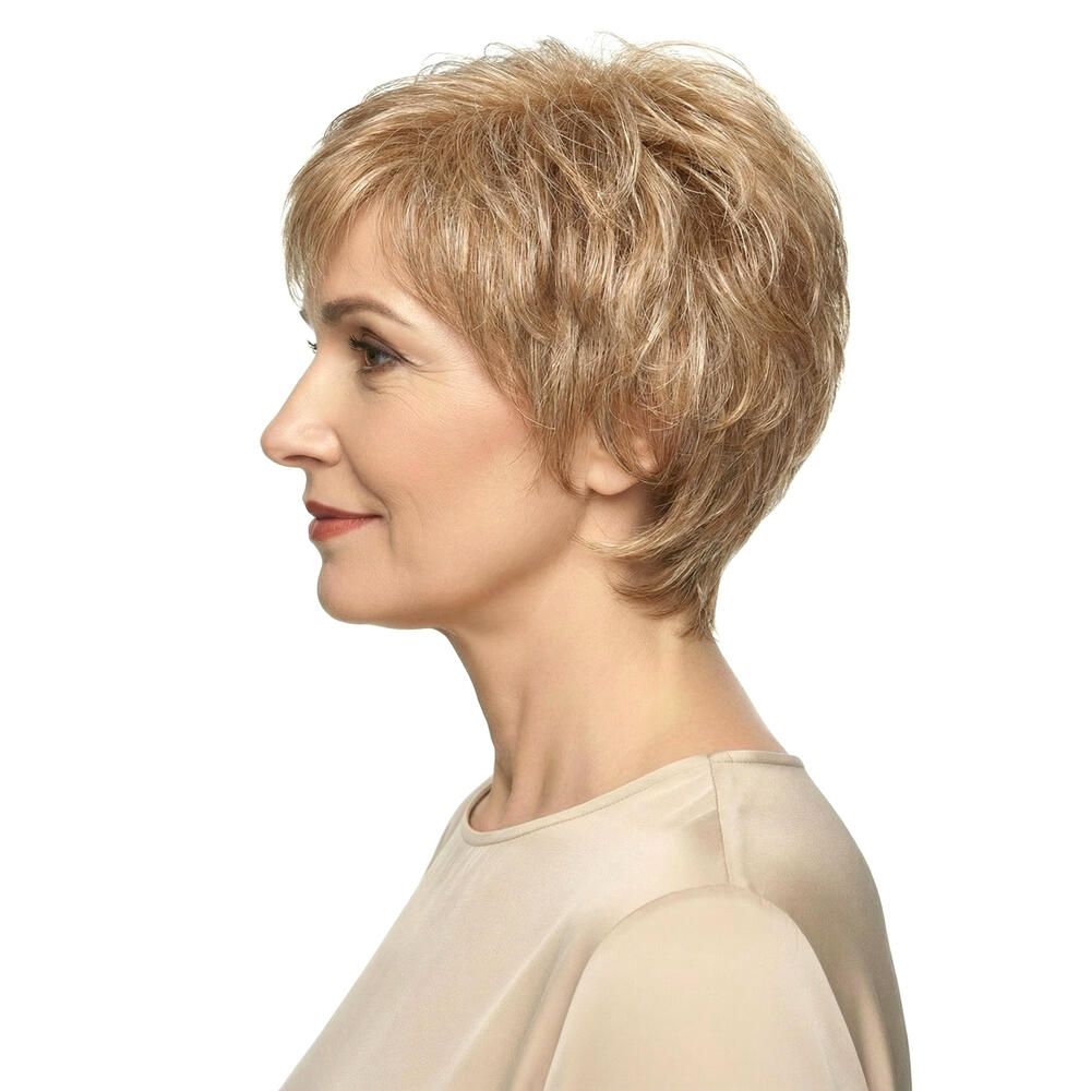 Kurzhaarperücke mit blond-braunen Strähnen. Frau mit beigem Oberteil. Seitenansicht.