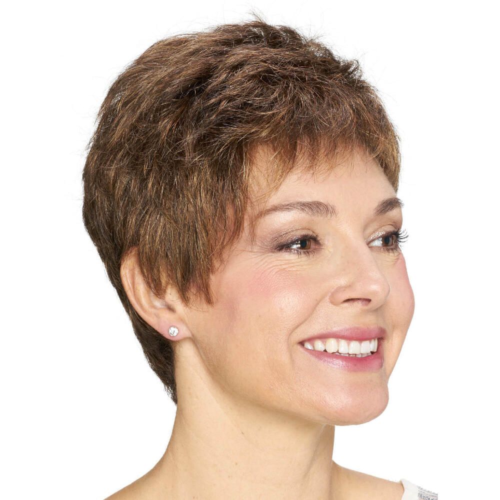 Kurzhaarperücke in Braun-Beige-Tönen. Nahaufnahme einer lächelnden Frau mit Perücke.