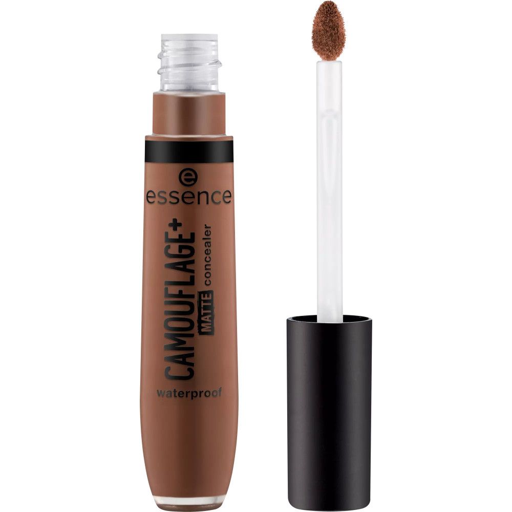 Essence Camouflage+ Matt Concealer, braune Tube, offener Deckel, Applikator. Schriftzug: CAMOUFLAGE+ MATT concealer, Waterproof.