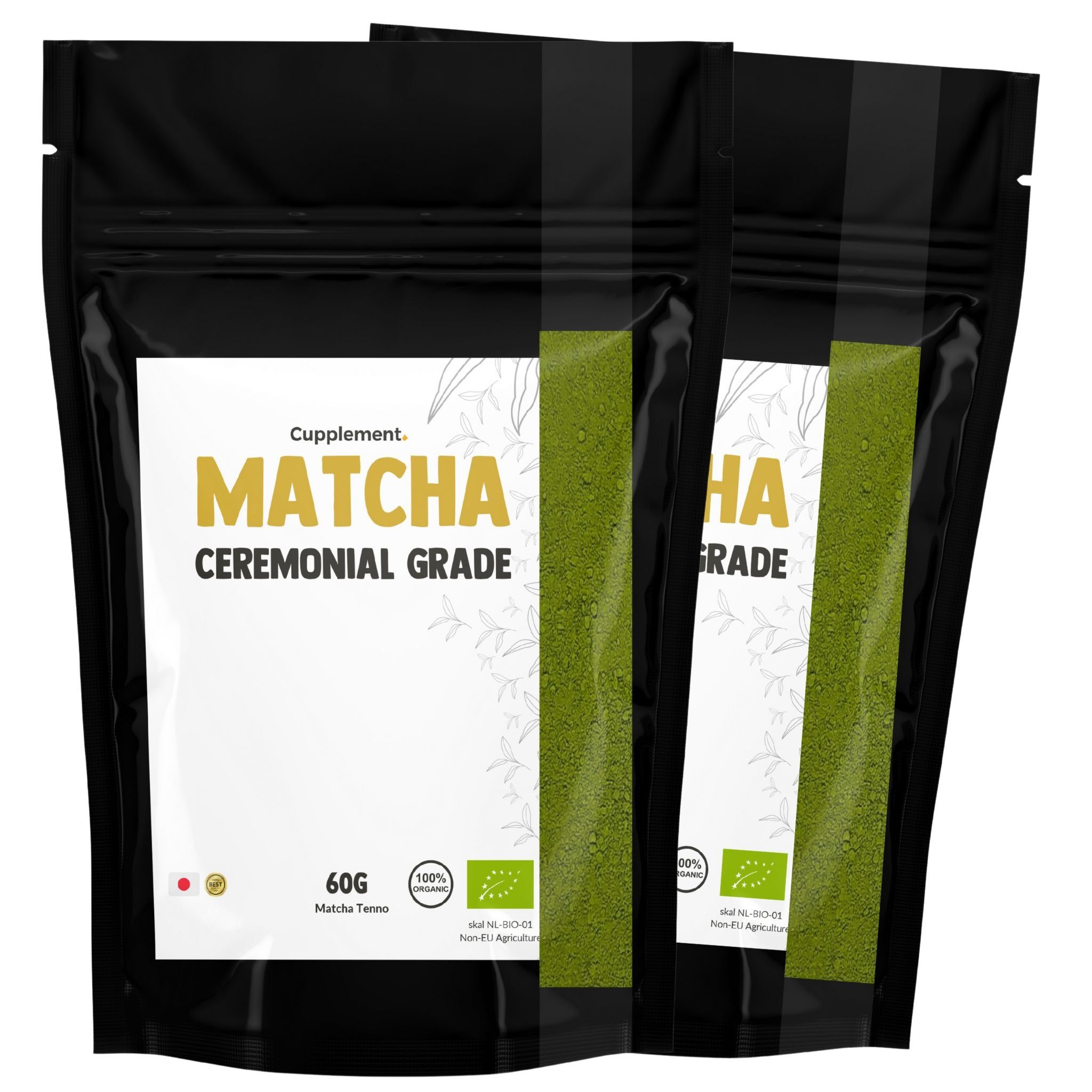 Zwei schwarze Beutel mit weißem Etikett. Aufschrift: Matcha Ceremonial Grade. 60g. Bio-Siegel.