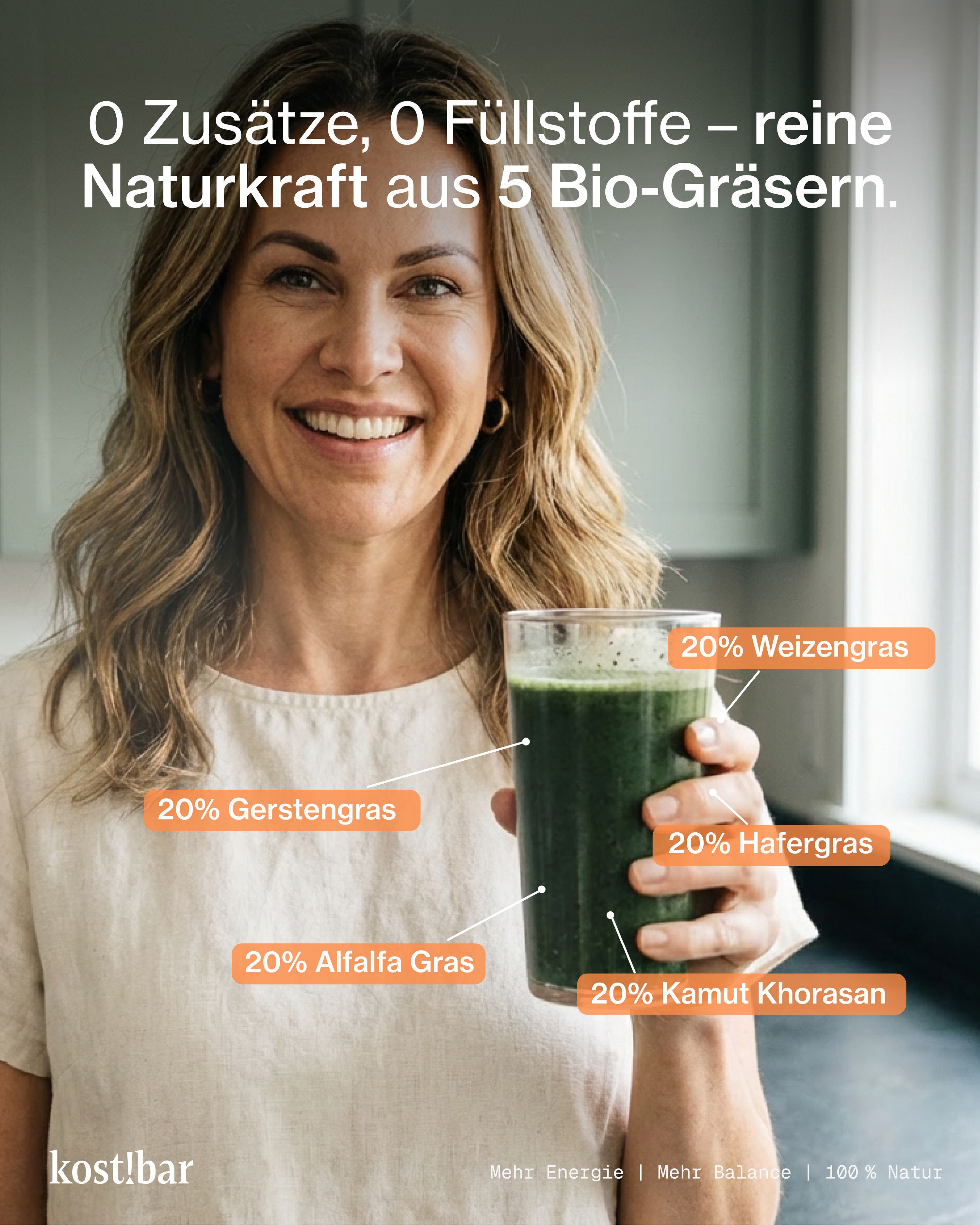 Frau mit Glas grünem Getränk. Text: 0 Zusätze, 0 Füllstoffe - reine Naturkraft aus 5 Bio-Gräsern. 20% Weizengras, Gerstengras, Hafergras, Alfalfa, Kamut.