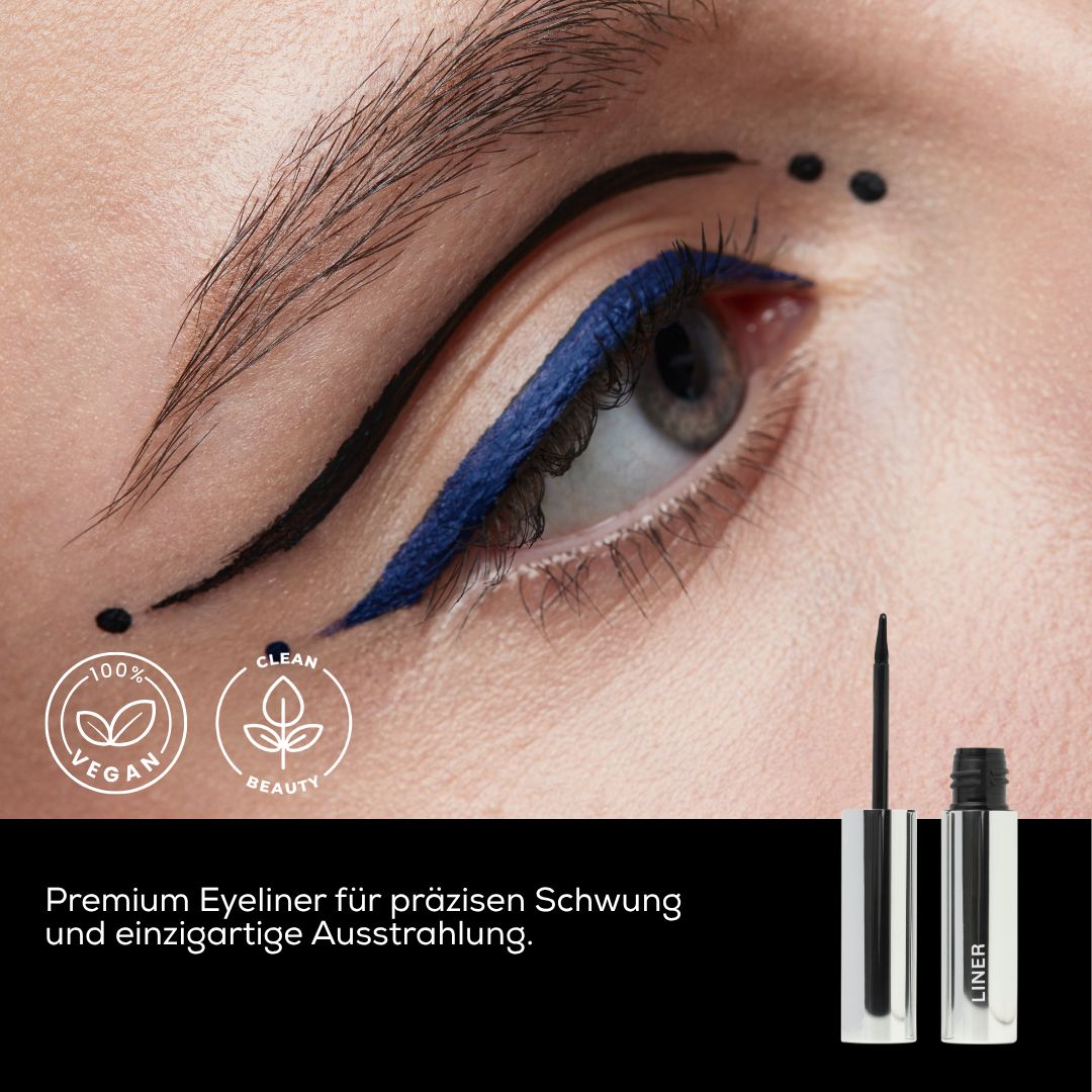 Auge mit blauem Eyeliner-Strich. Daneben ein Eyeliner-Stift mit schwarzem Applikator. Vegan- und Clean Beauty-Siegel.