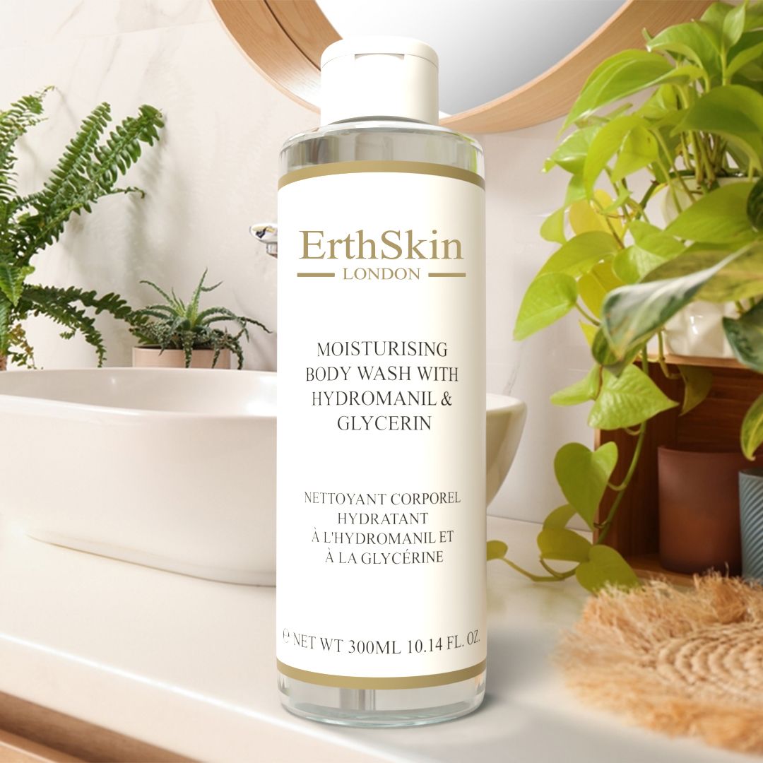 Körperwaschmittel-Flasche mit weißem Etikett. Text: ErthSkin London, Moisturising Body Wash with Hydromanil & Glycerin.