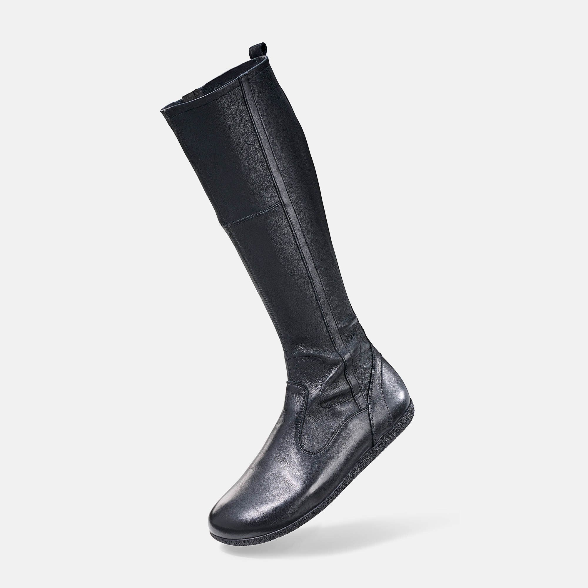 Schwarzer Damenstiefel, flache Sohle, Leder. Stiefel schräg gestellt, Detailansicht.