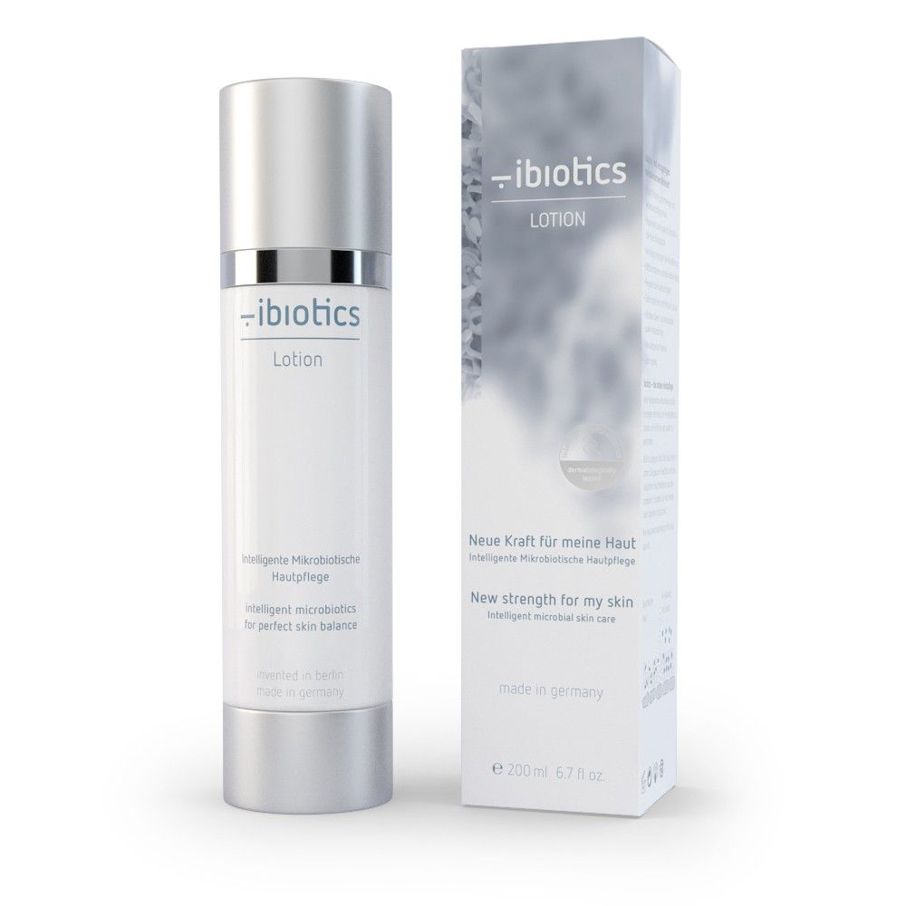 Weiße Lotion-Flasche mit silbernem Deckel und Karton. Aufschrift: -ibiotics, Lotion. Text: Neue Kraft für meine Haut, New strength for my skin.