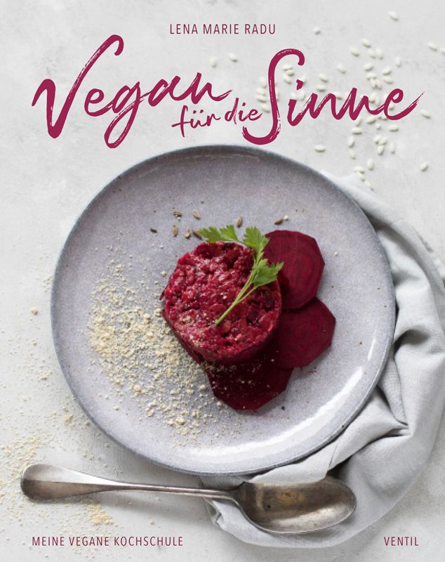 Buchcover: "Vegan für die Sinne". Teller mit roter Speise, Besteck. Titel in rot, Autorin Lena Marie Radu.