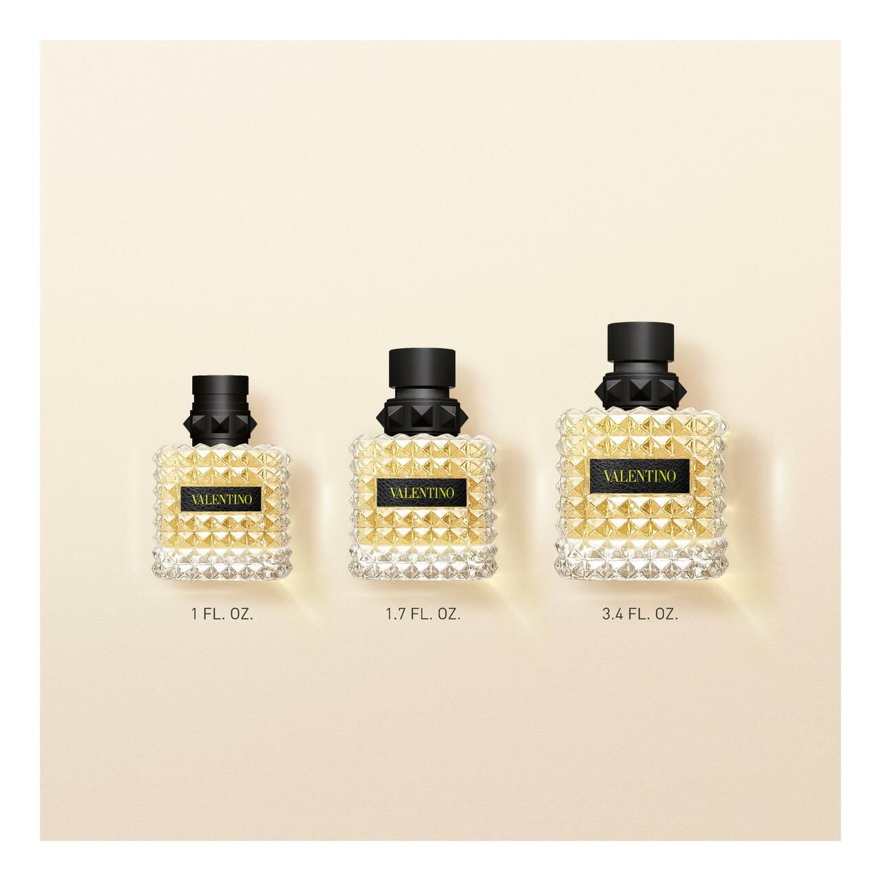 Drei Parfümflakons unterschiedlicher Größe. VALENTINO-Logo auf schwarzem Etikett. 1 FL. OZ, 1.7 FL. OZ, 3.4 FL. OZ.