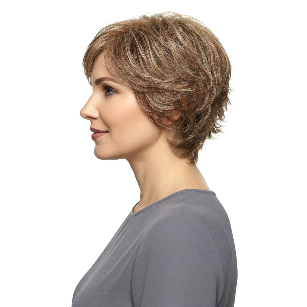 Kurzhaarperücke mit gewelltem Haar in Braun- und Blondtönen. Seitenansicht einer Frau.