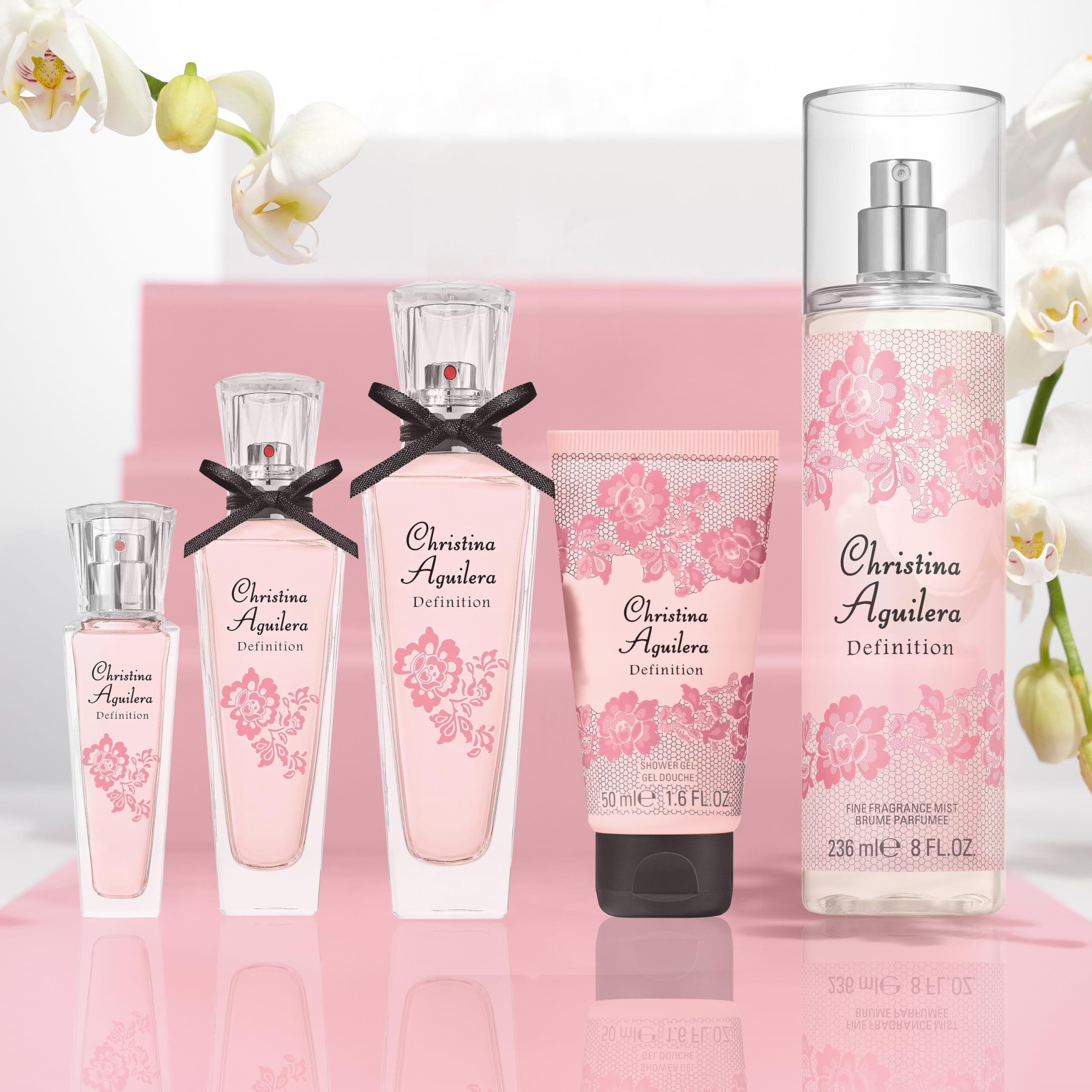 Verschiedene Christina Aguilera Definition Produkte. Parfümflakons, Creme und Körperspray. Rosa Design.