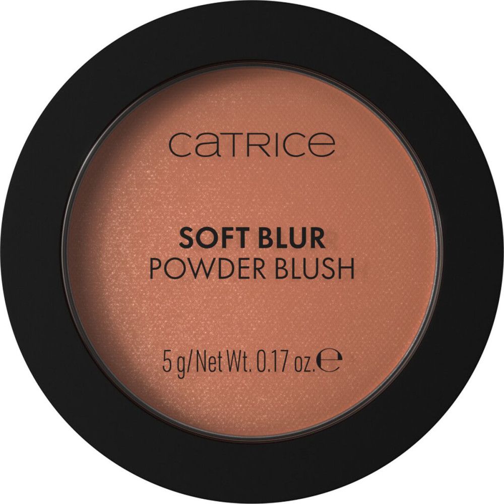 Runder, schwarzer Behälter mit rosafarbenem Rouge. Aufschrift: Catrice Soft Blur Powder Blush. 5 g/Net Wt. 0.17 oz.e