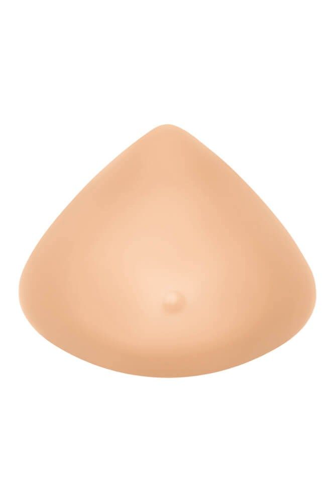 Brustprothese aus hautfarbenem Silikon. Dreieckige Form mit angedeuteter Brustwarze. Glatte Oberfläche.