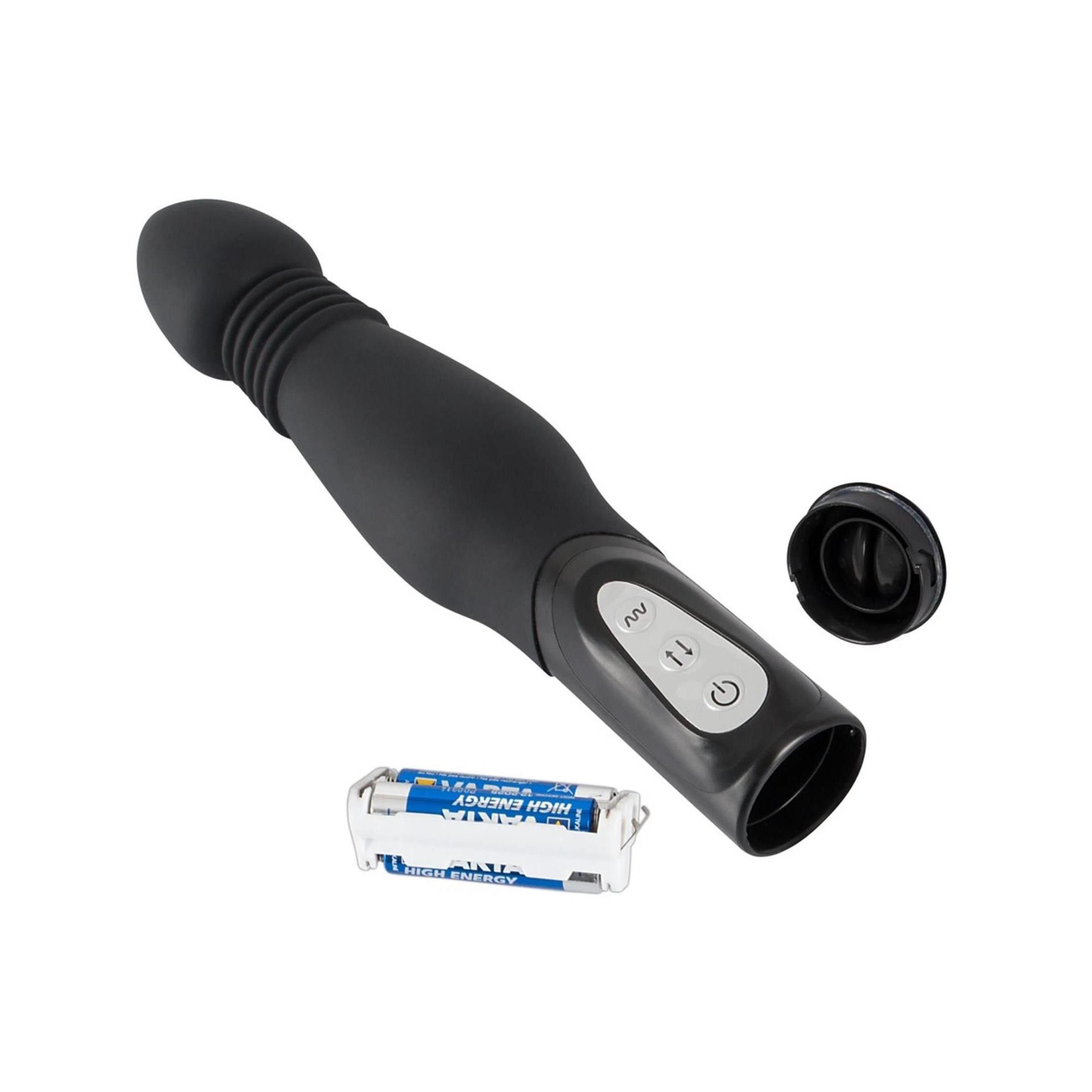 Schwarzer Vibrator mit konischem Kopf und geriffelter Textur. Bedienfeld mit zwei Knöpfen. Batteriefach offen.