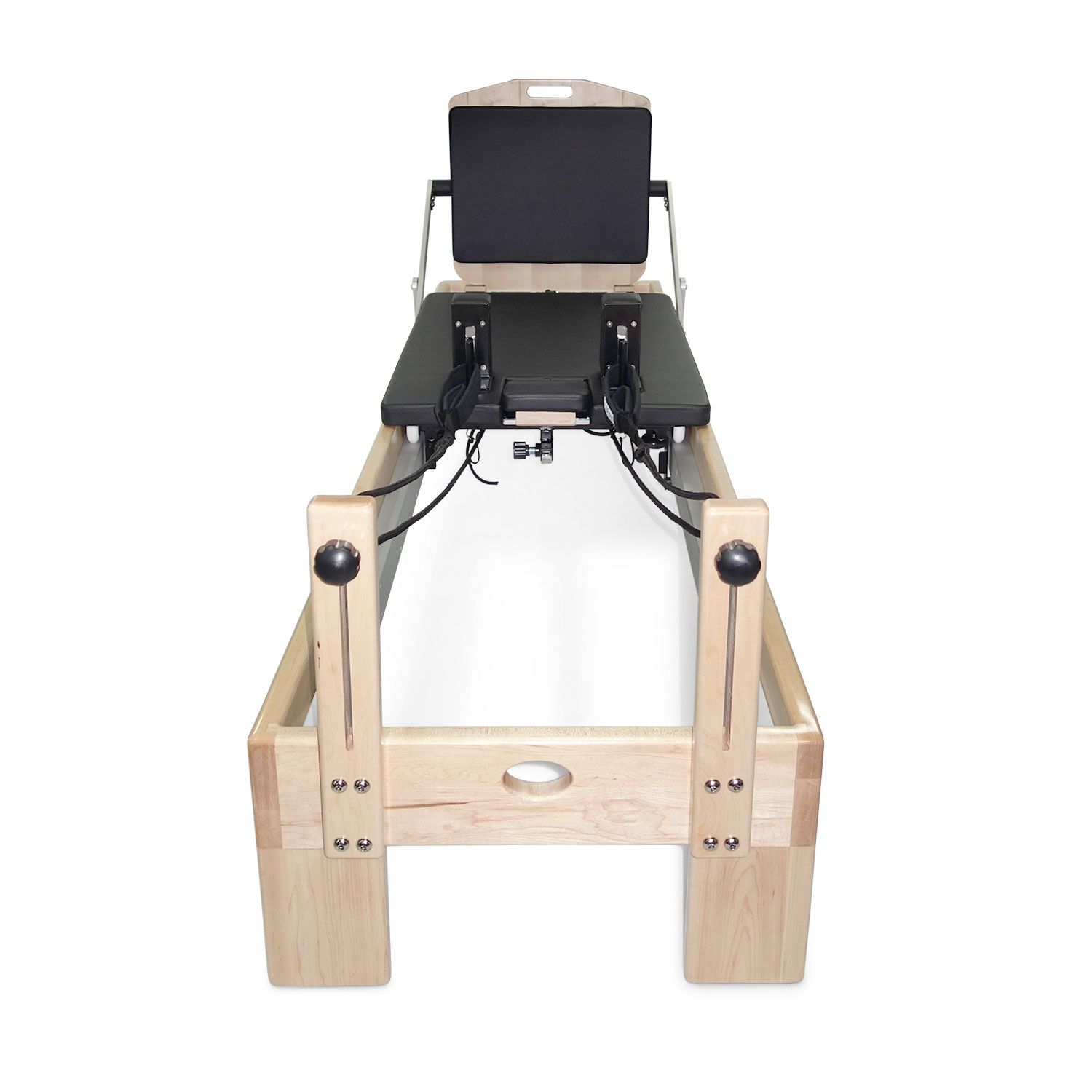 Pilates-Reformer aus Holz. Schwarze Liegefläche, Seilzüge und Logo. Draufsicht.