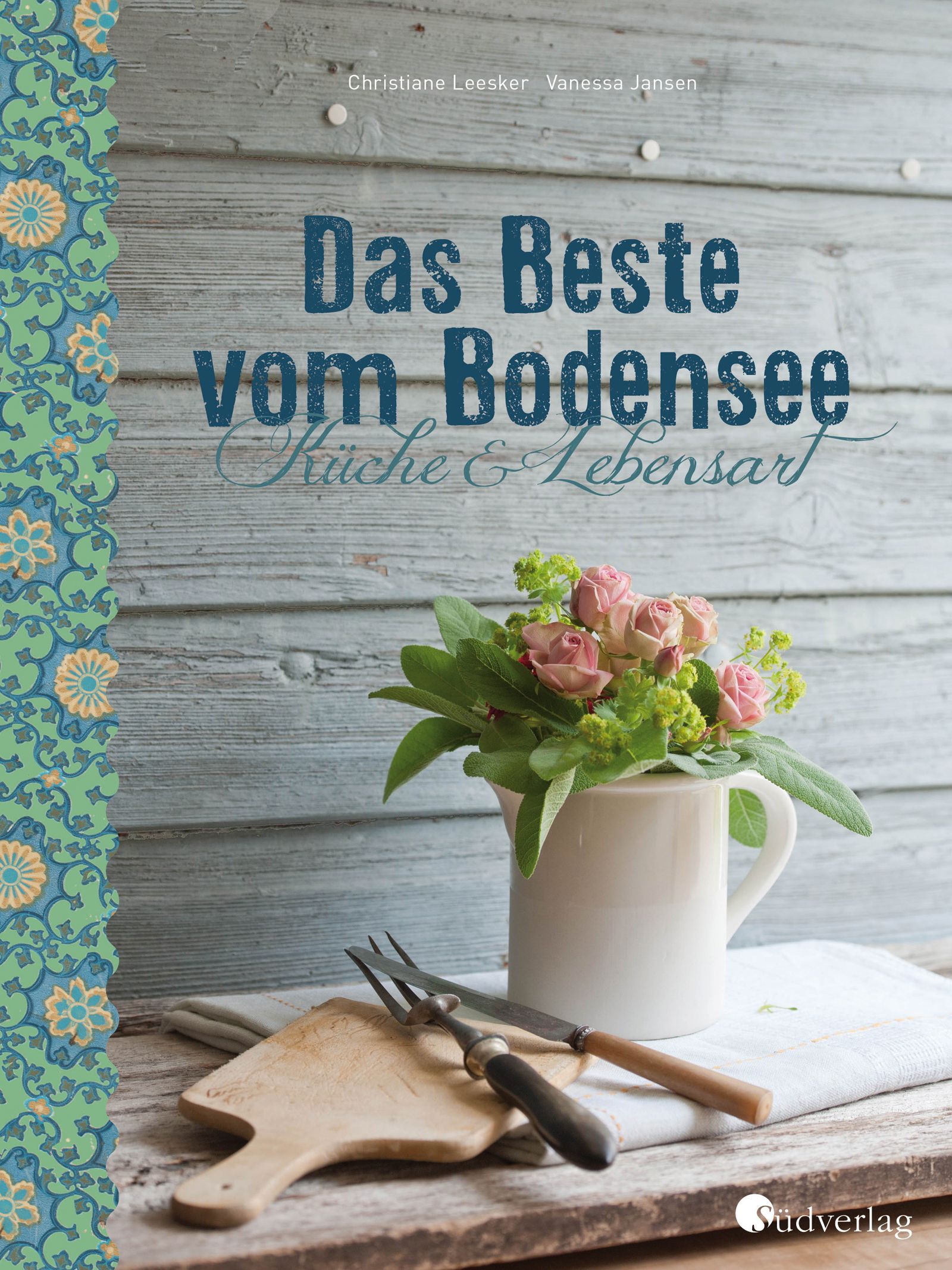 Buchcover: "Das Beste vom Bodensee". Titel in blauer Schrift. Blumen in weißer Kanne. Messer und Gabel auf Holzbrett. Verlagssignet.