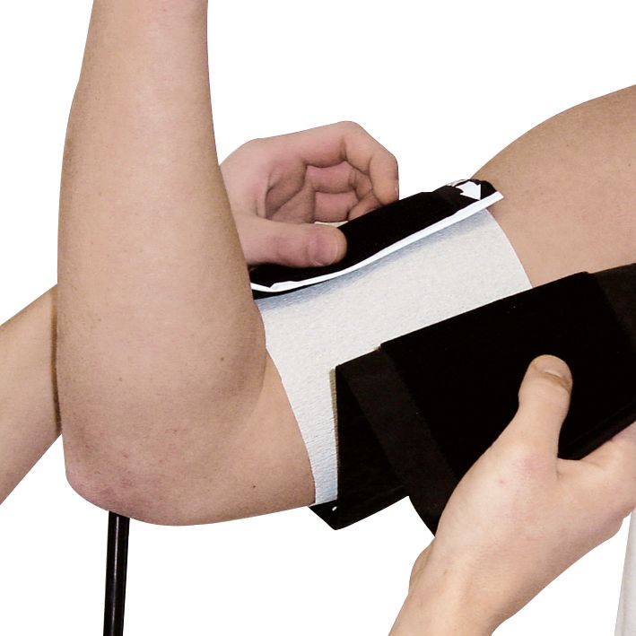 Arm mit Manschette und Schutz. Schwarze Manschette mit weißem Schutzpapier. Hände legen Manschette an.