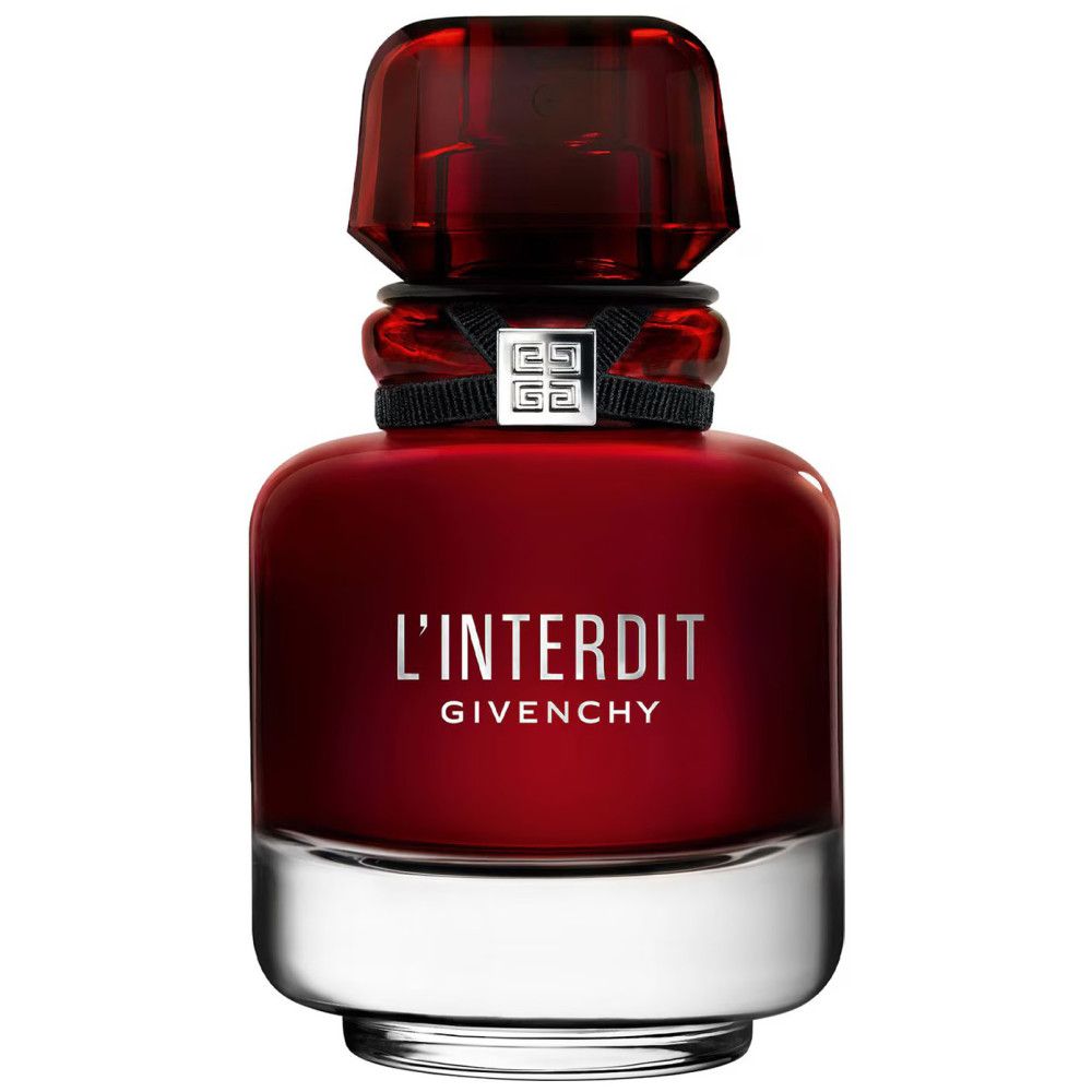 Roter Flakon von Givenchy L'Interdit Eau de Parfum Rouge. Schwarzes Band mit silbernem Logo. Auf weißem Hintergrund.