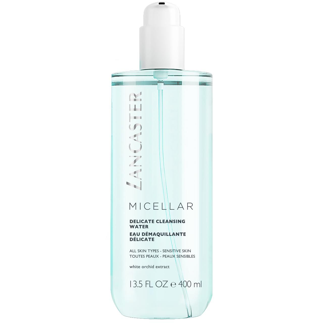 Lancaster Micellar Delicate Cleansing Water Flasche. Weißer Pumpkopf, transparente Flüssigkeit. Text: Micellar, Delicate Cleansing Water.