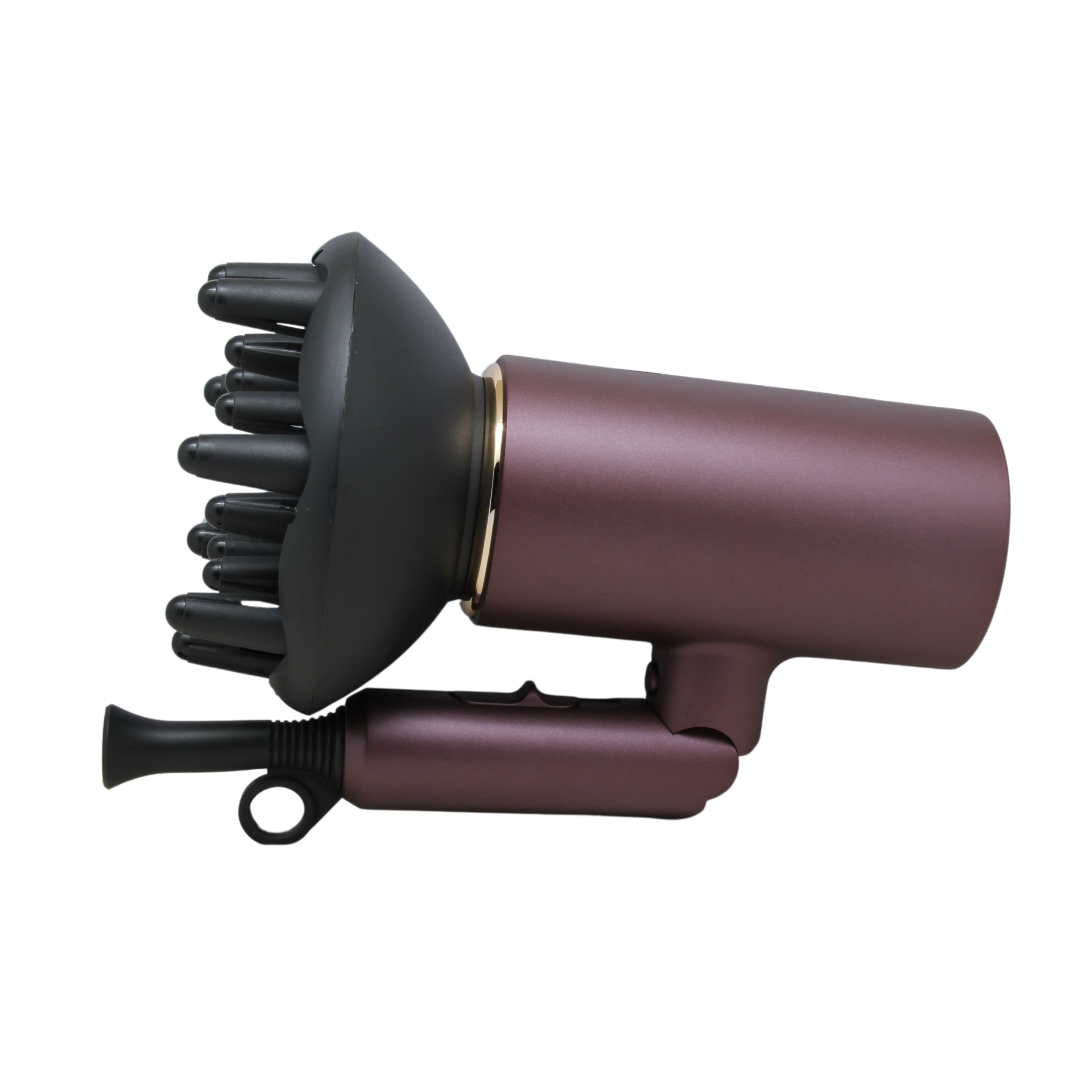 Pflaumenfarbener Haartrockner mit Diffusor-Aufsatz. Schwarzer Diffusor mit Fingern. Schwarzer Griff mit Aufhängeschlaufe.
