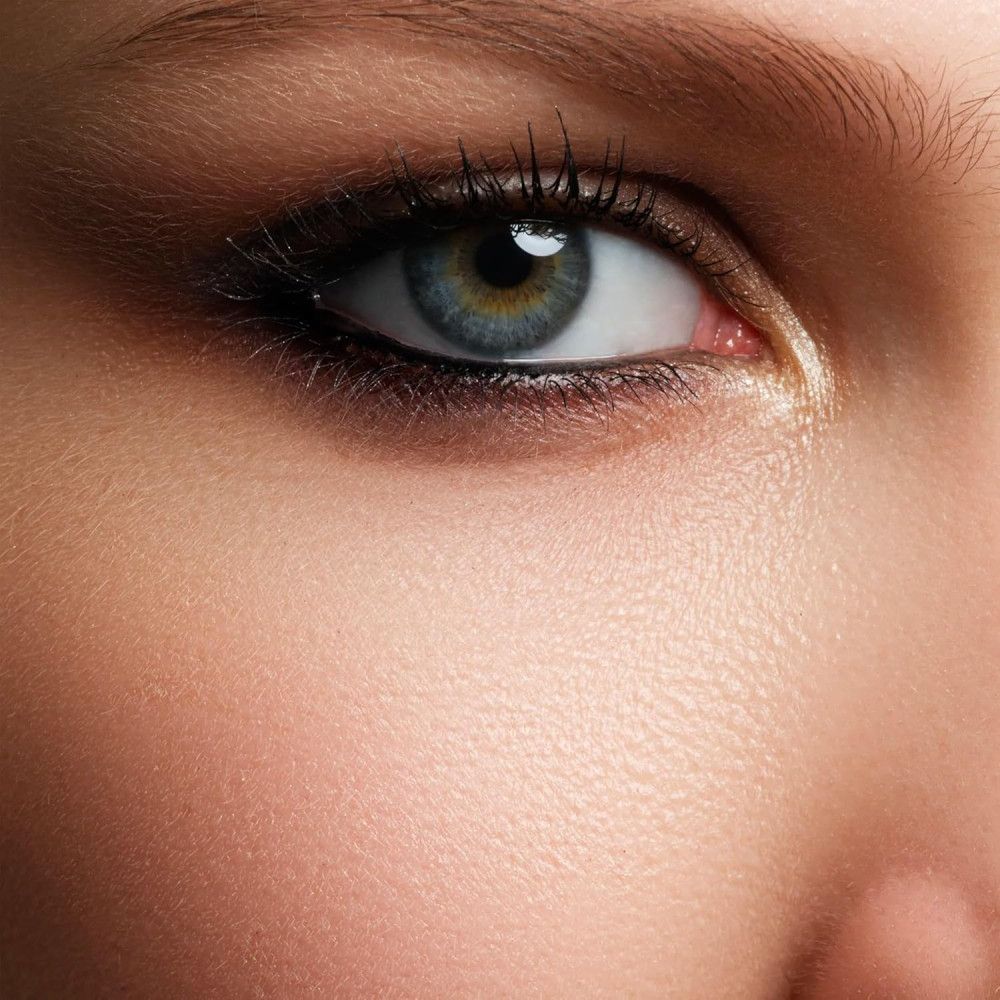 Nahaufnahme eines menschlichen Auges mit blaugrüner Iris, Wimperntusche und Eyeliner.
