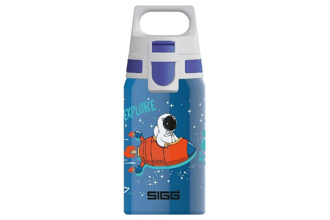 Blaue Trinkflasche mit Astronauten-Motiv und weißem Deckel. Mit Aufschrift "EXPLORE" und Logo "SIGG".