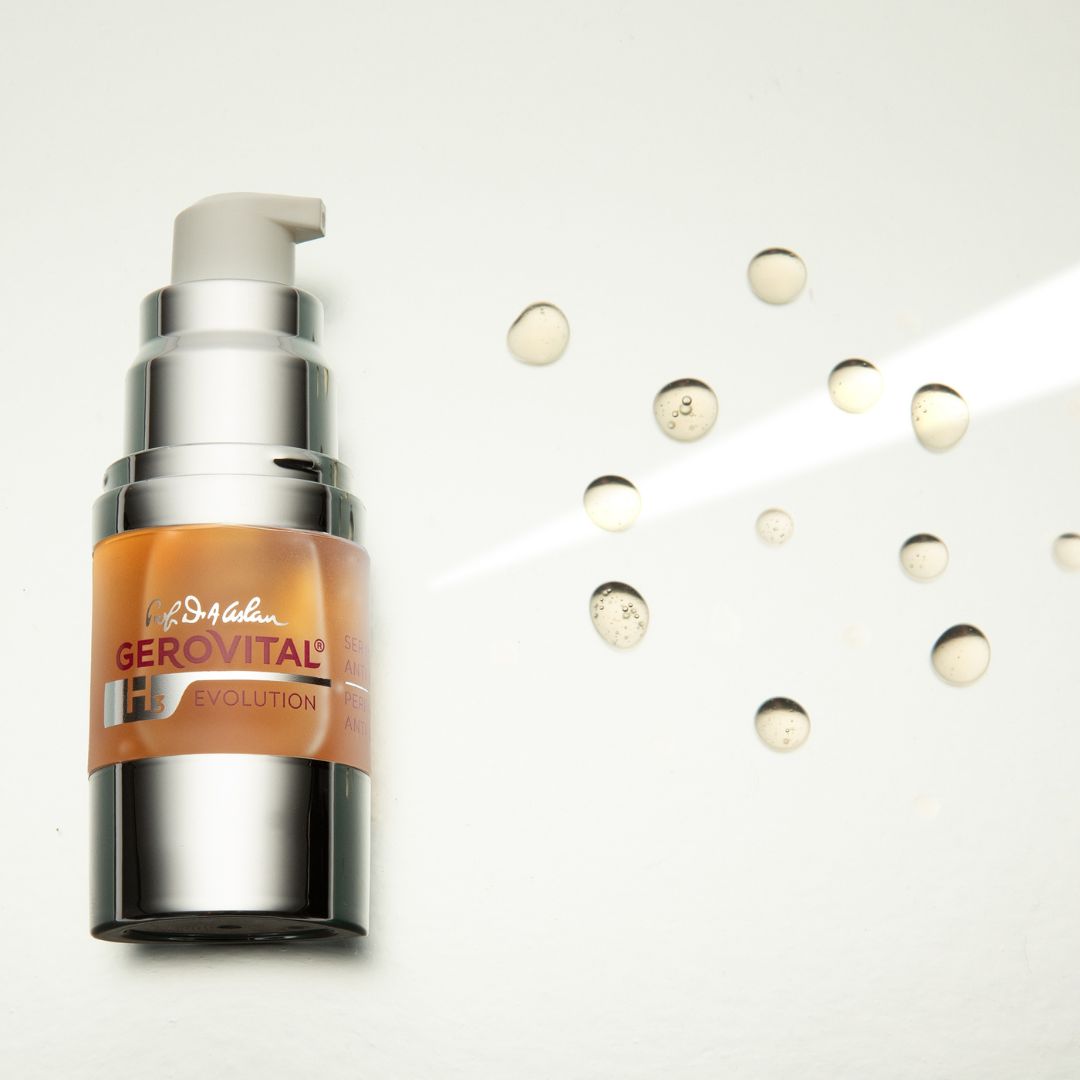 Serumfläschchen mit Spender. Silberfarbenes Gehäuse, brauner Inhalt. Aufschrift: Gerovital H3 Evolution.