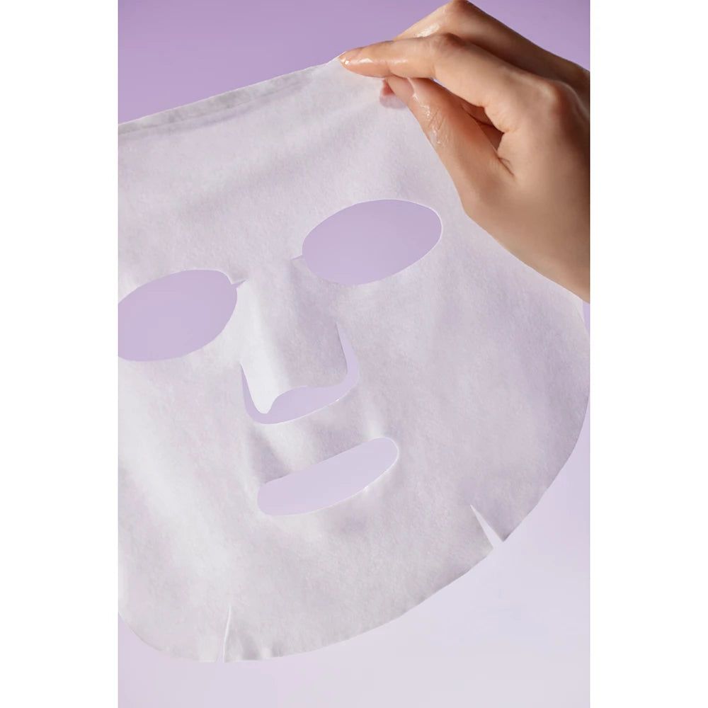 Gesichtsmaske aus weißem Stoff, mit Augen-, Nasen- und Mundöffnungen. Eine Hand hält die Maske.