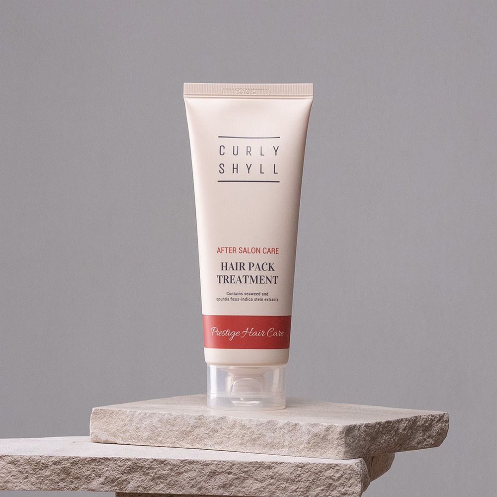 Beige Tube mit Produktnamen und Text. Auf einer Steinplatte platziert.