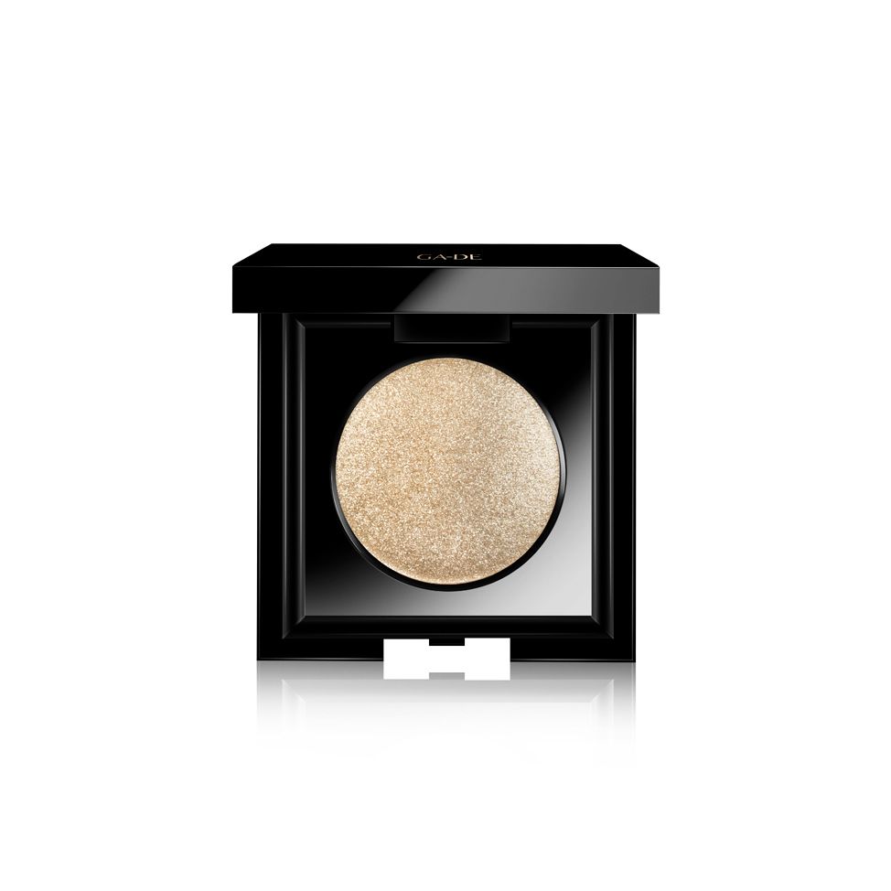 Ga-De Velveteen Matte Mono Lidschatten. Schwarze quadratische Verpackung mit rundem, goldenem Lidschatten.