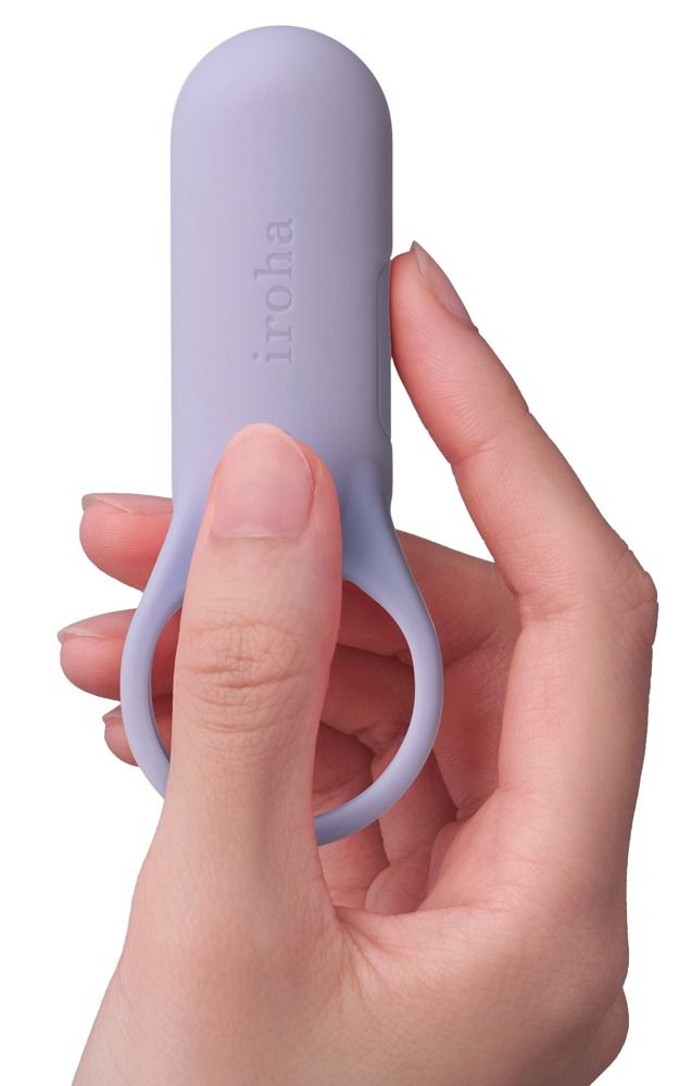 Lila Vibrator mit Ring in einer Hand gehalten. Marke iroha.