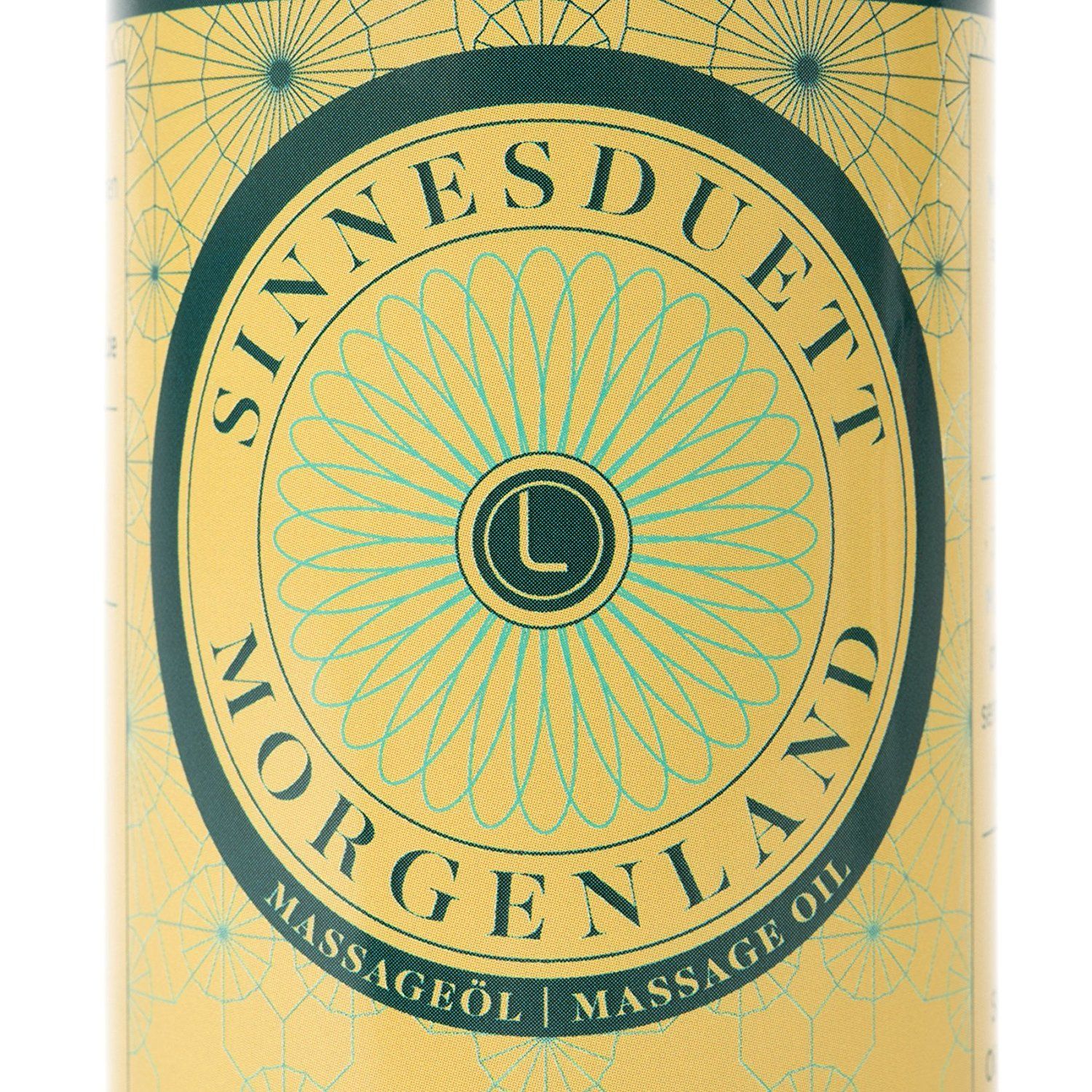 Nahaufnahme des Etiketts. Gelber Hintergrund mit grünem Muster. Aufschrift: SINNESDUETT MORGENLAND. Logo: Lumunu. Text: Massageöl.
