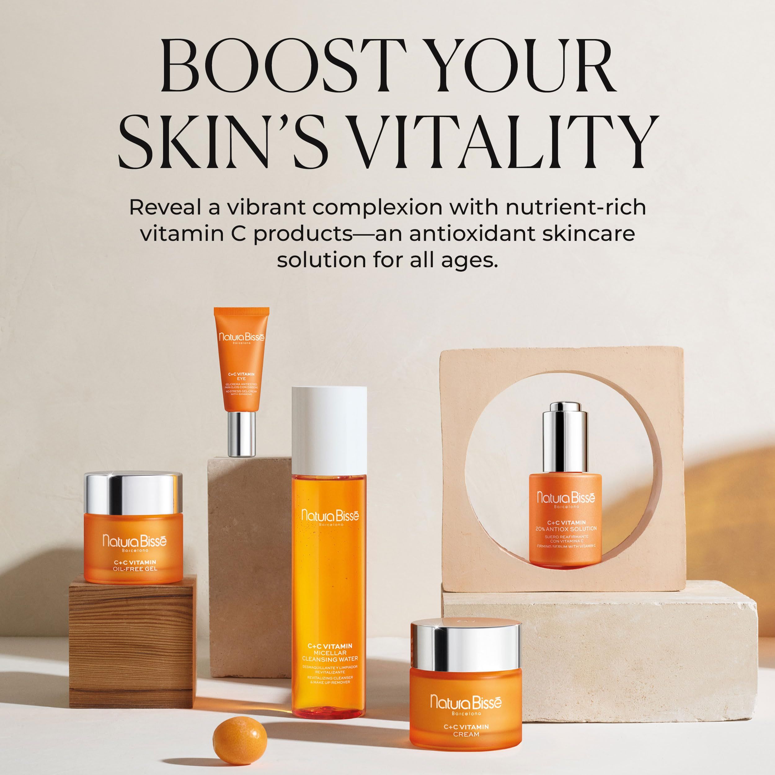 Mehrere Natura Bissé Produkte, darunter C+C Vitamin Eye, auf Podesten.