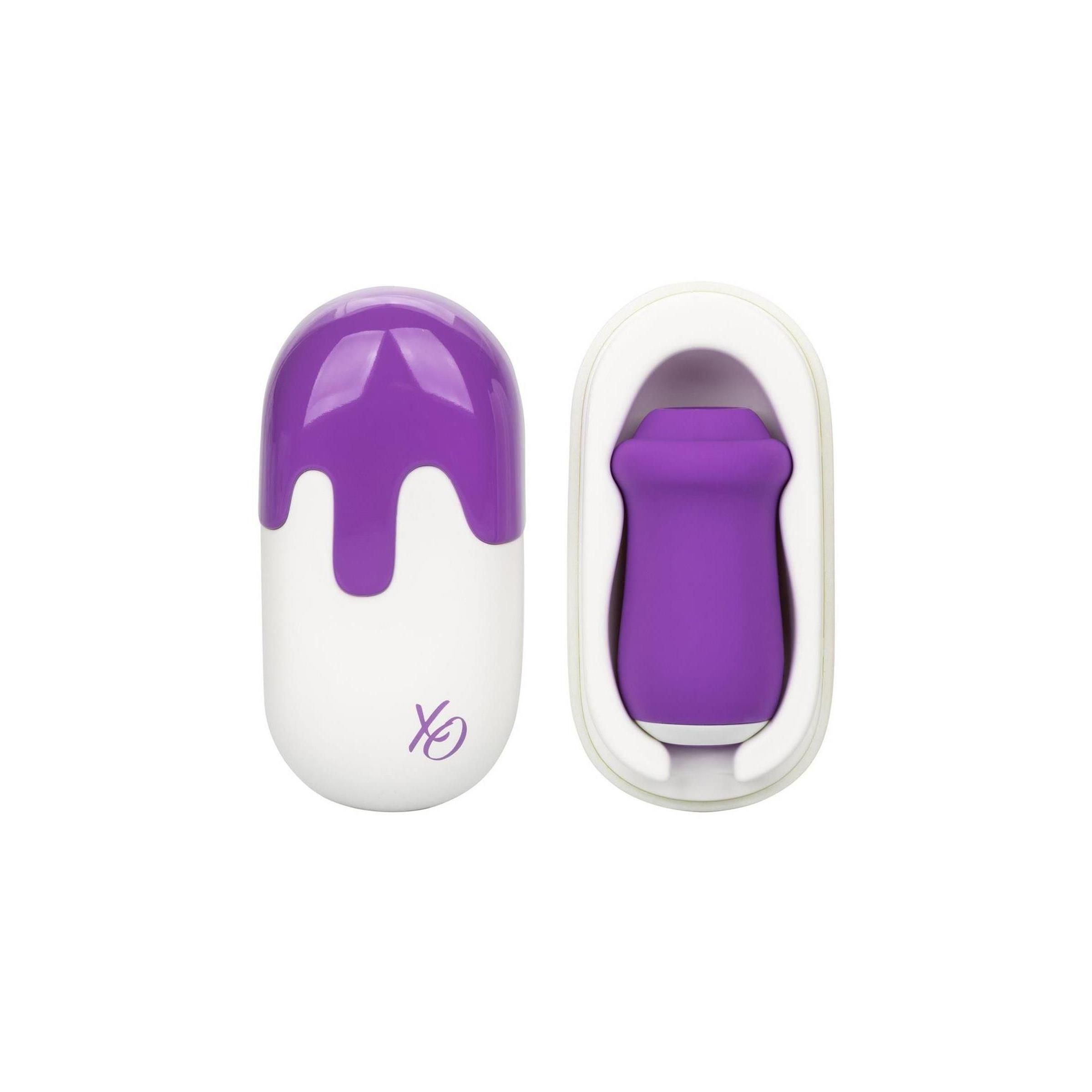 Produkt in Verpackung. Lila und weißes Design. Produkt mit abgerundeter Form. Logo 'XO'. Auf weißem Hintergrund.