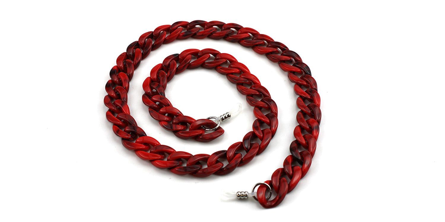 Brillenkette, rot-braune Kettenglieder, Metallösen. Für Brillen. Auf weißem Hintergrund.